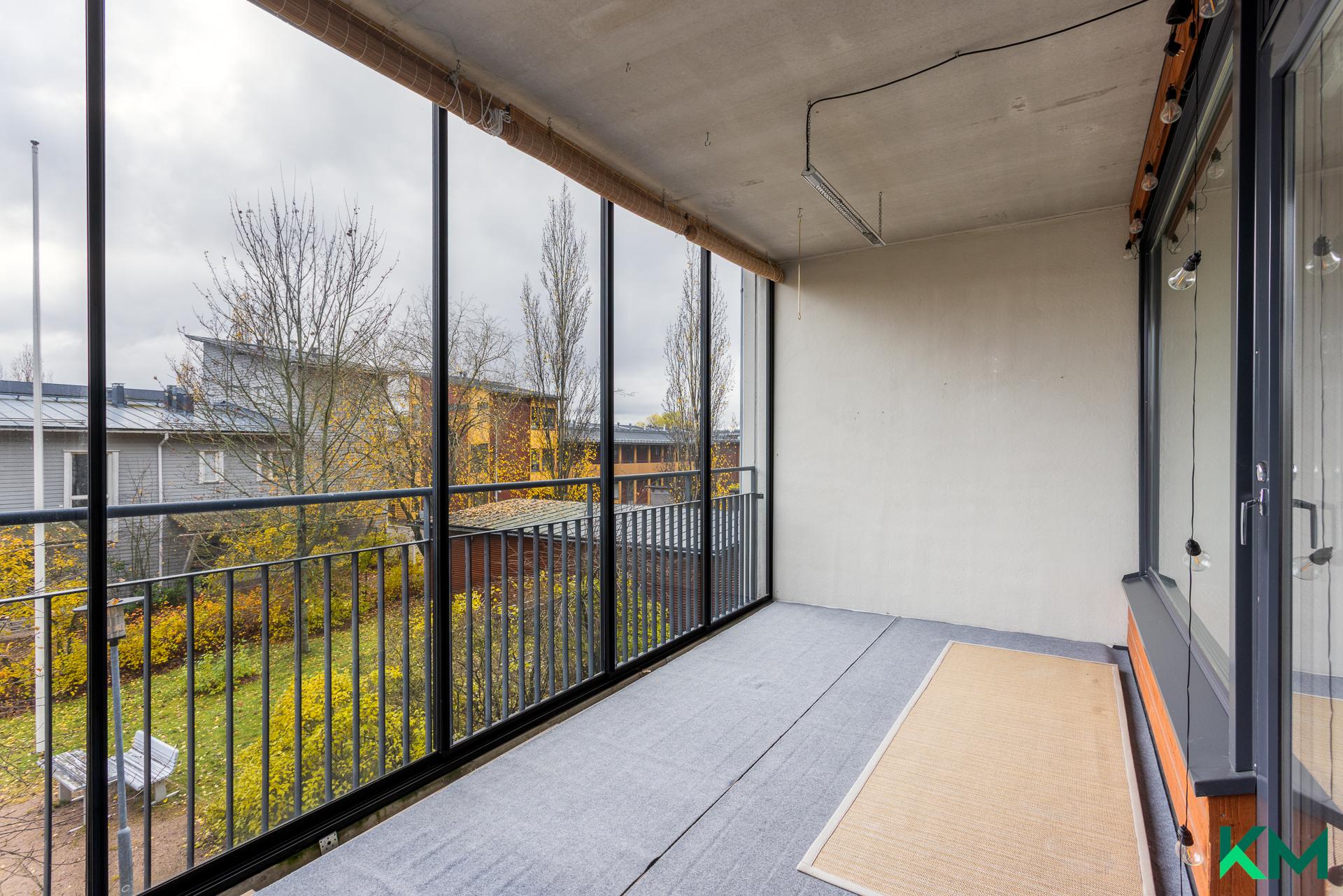 Todella tilava parveke