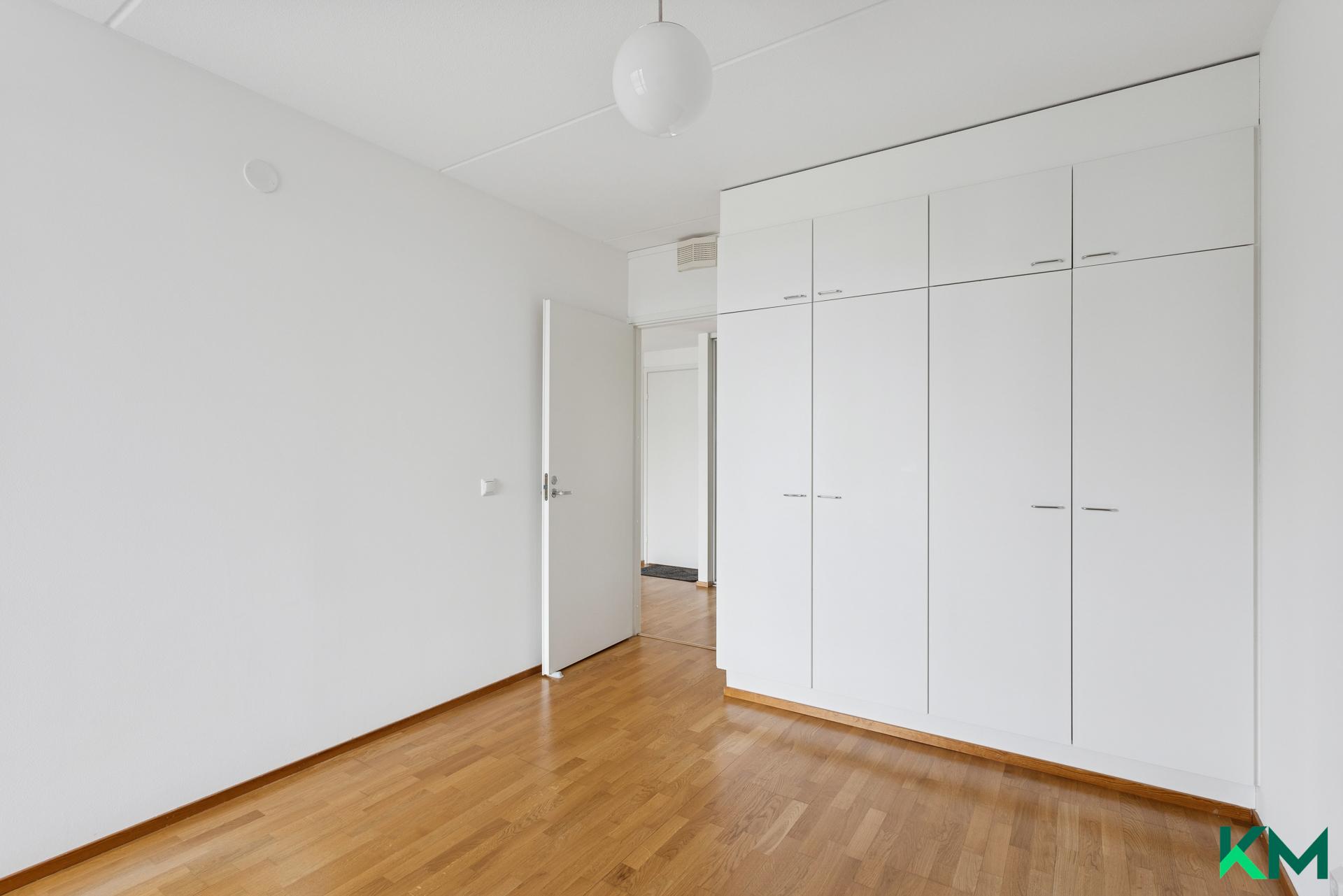 Makuuhuoneessa vaatekaapit