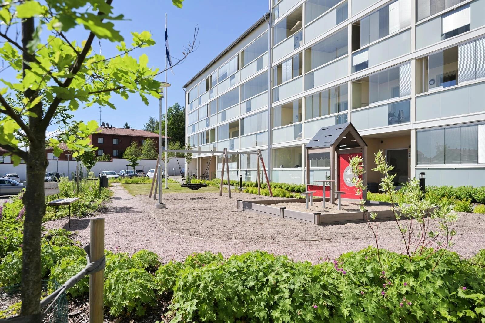 Sisäpiha kesällä (omistajan kotialbumi)