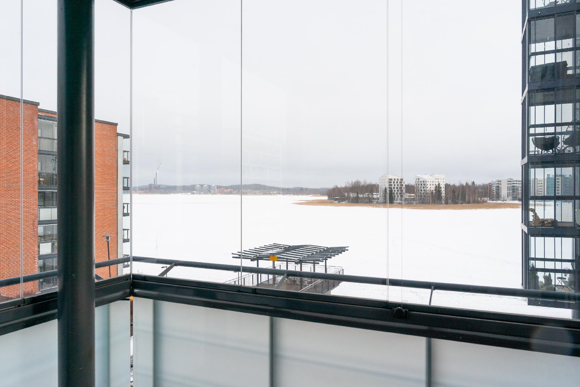 Parvekkeelta näkyy järvelle