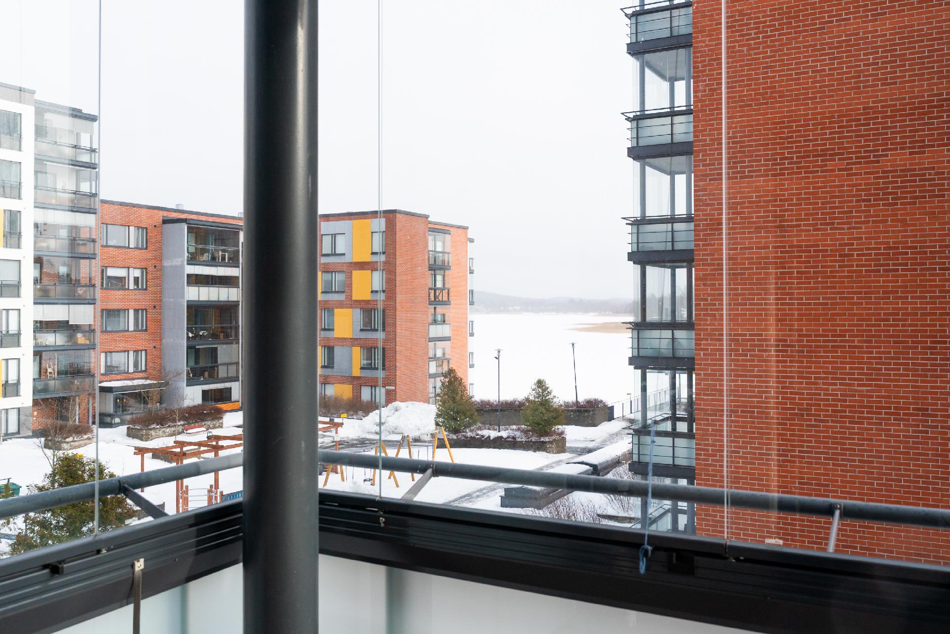 Parvekkeelta näkyy järvelle