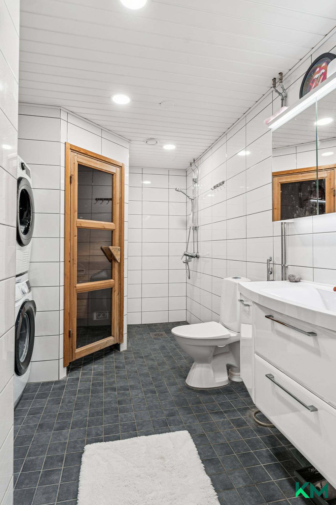 Upeassa kunnossa oleva iso kylpyhuone....