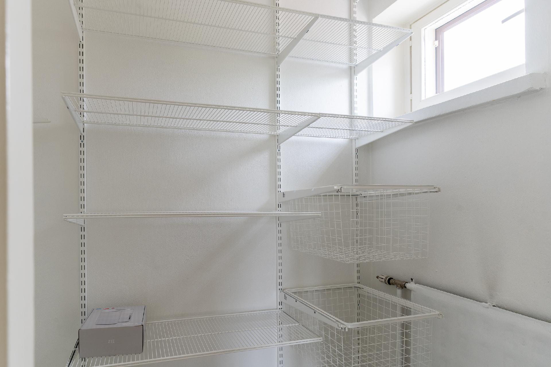 Vaatehuone on valoisa ikkunan ansiosta