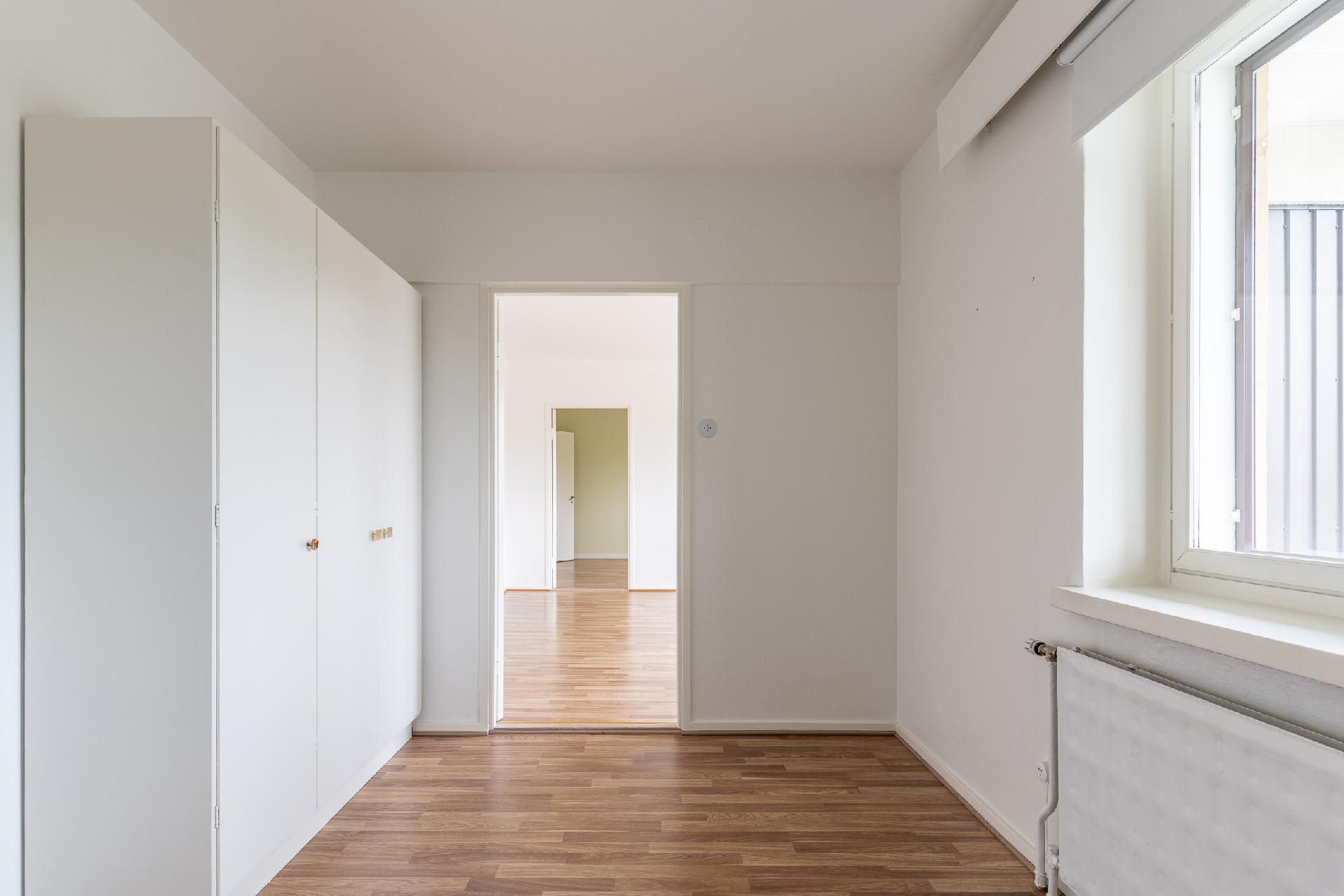 Makuuhuoneesta ikkuna parvekkeelle