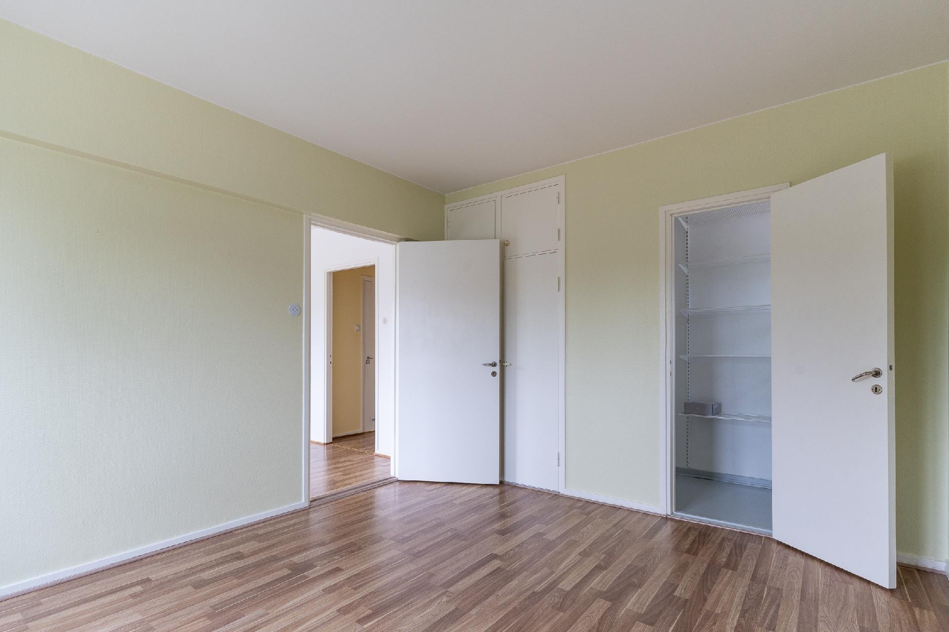 Makuuhuoneen yhteydessä tilava vaatehuone