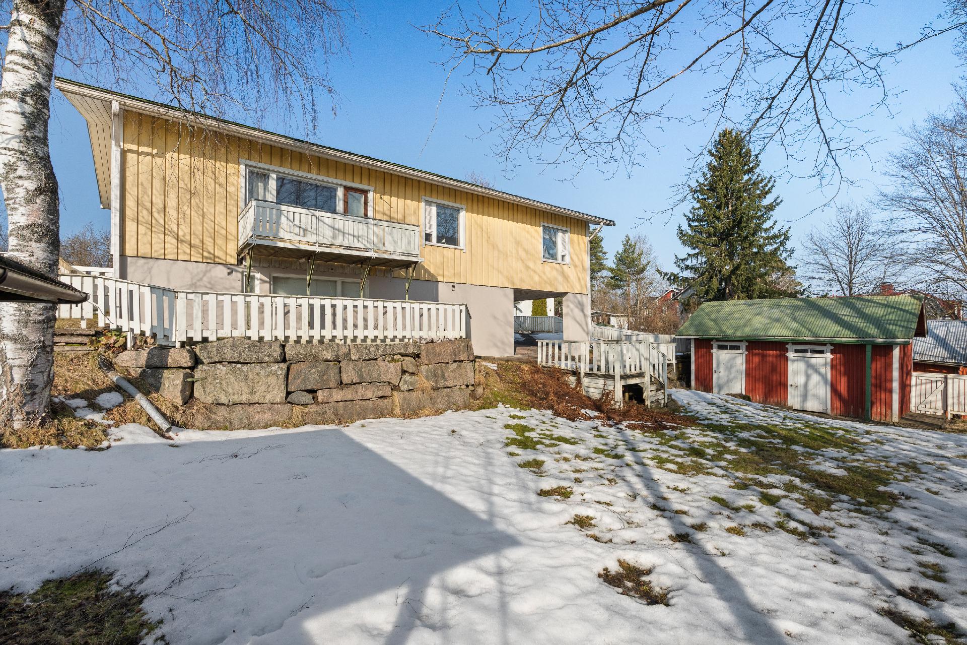 Sisäpihalla on parveke.