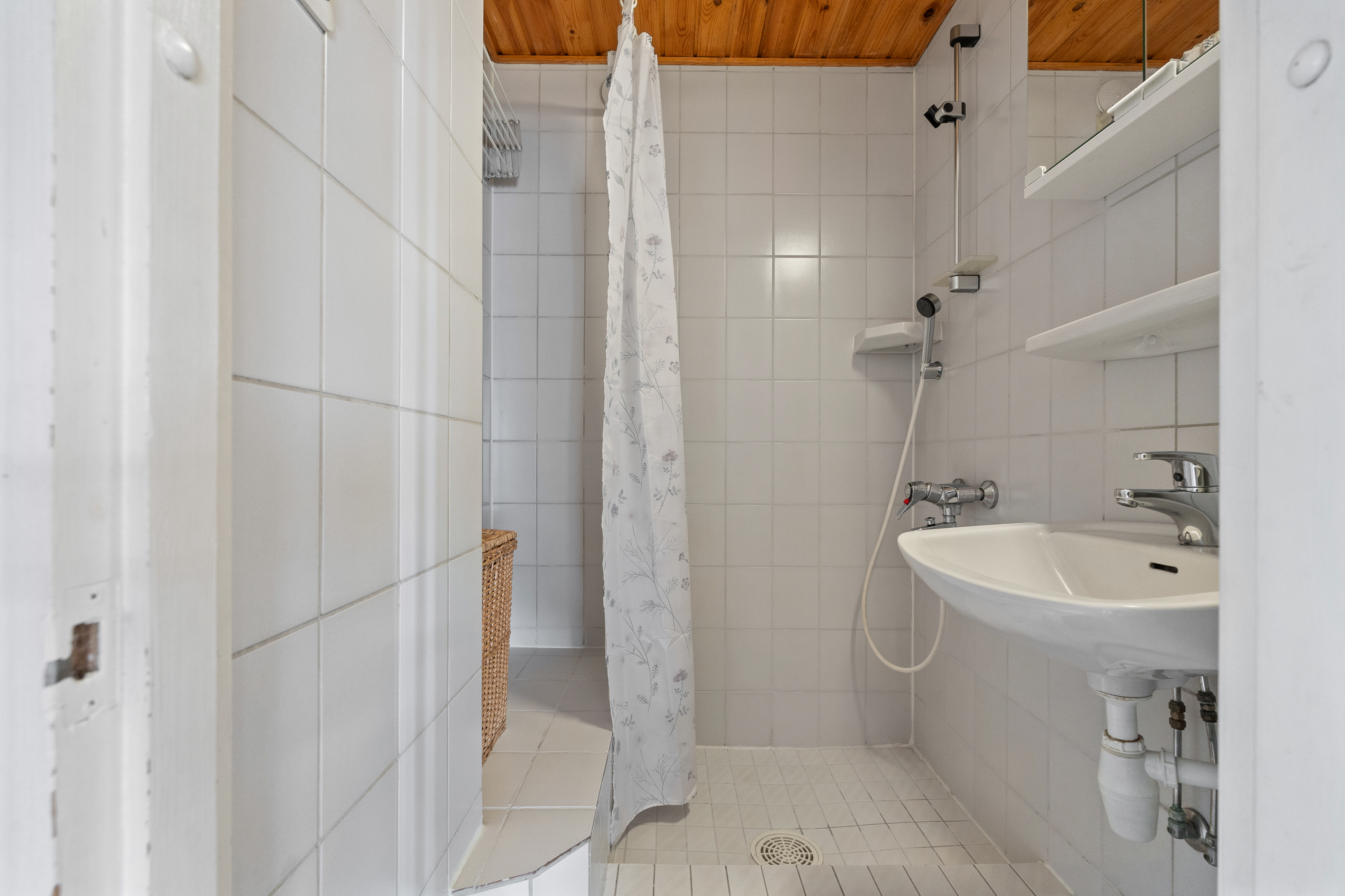 Yläkerran kylpyhuone.