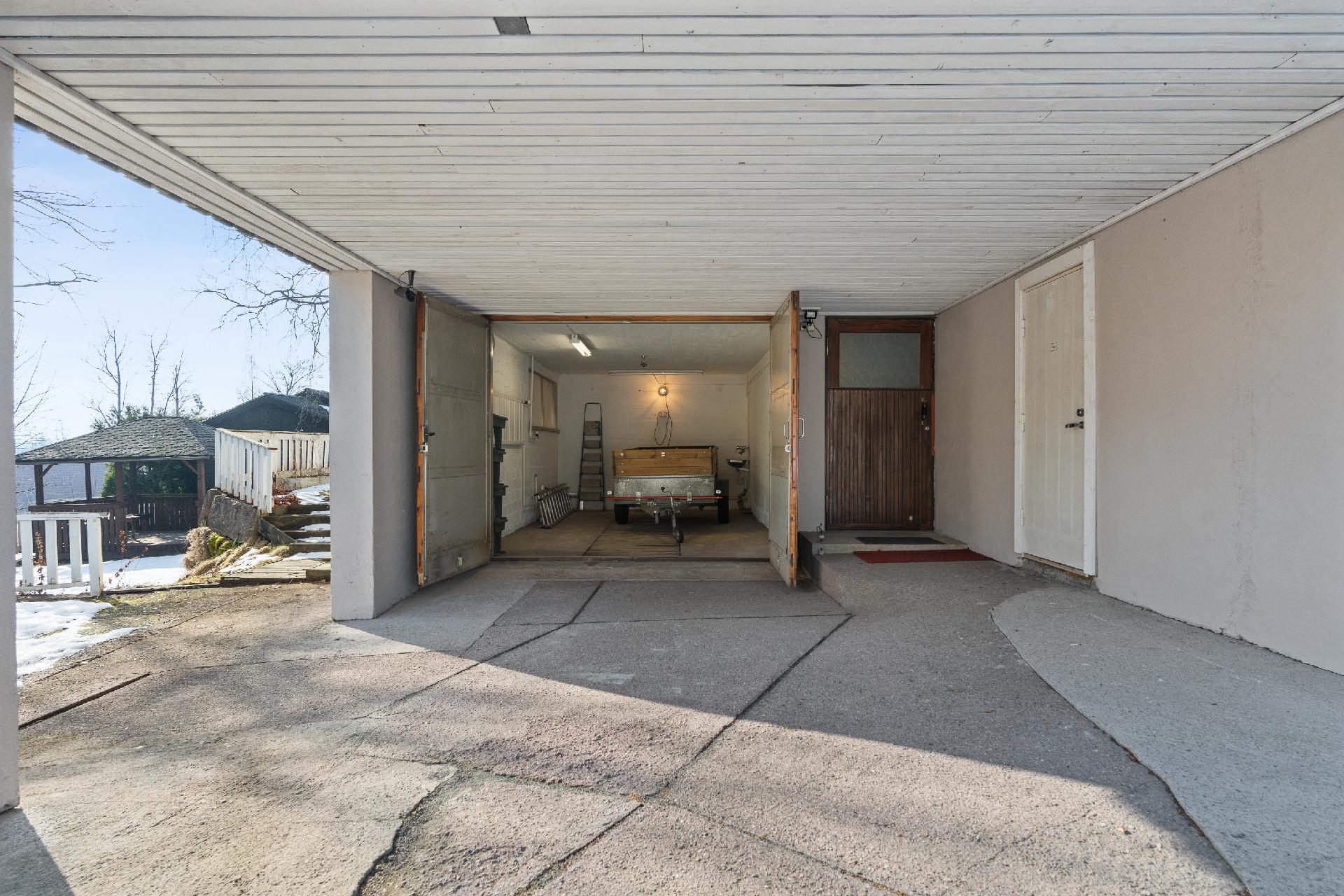 Autot saa suojaan lämpimään autotalliin ja katokseen.