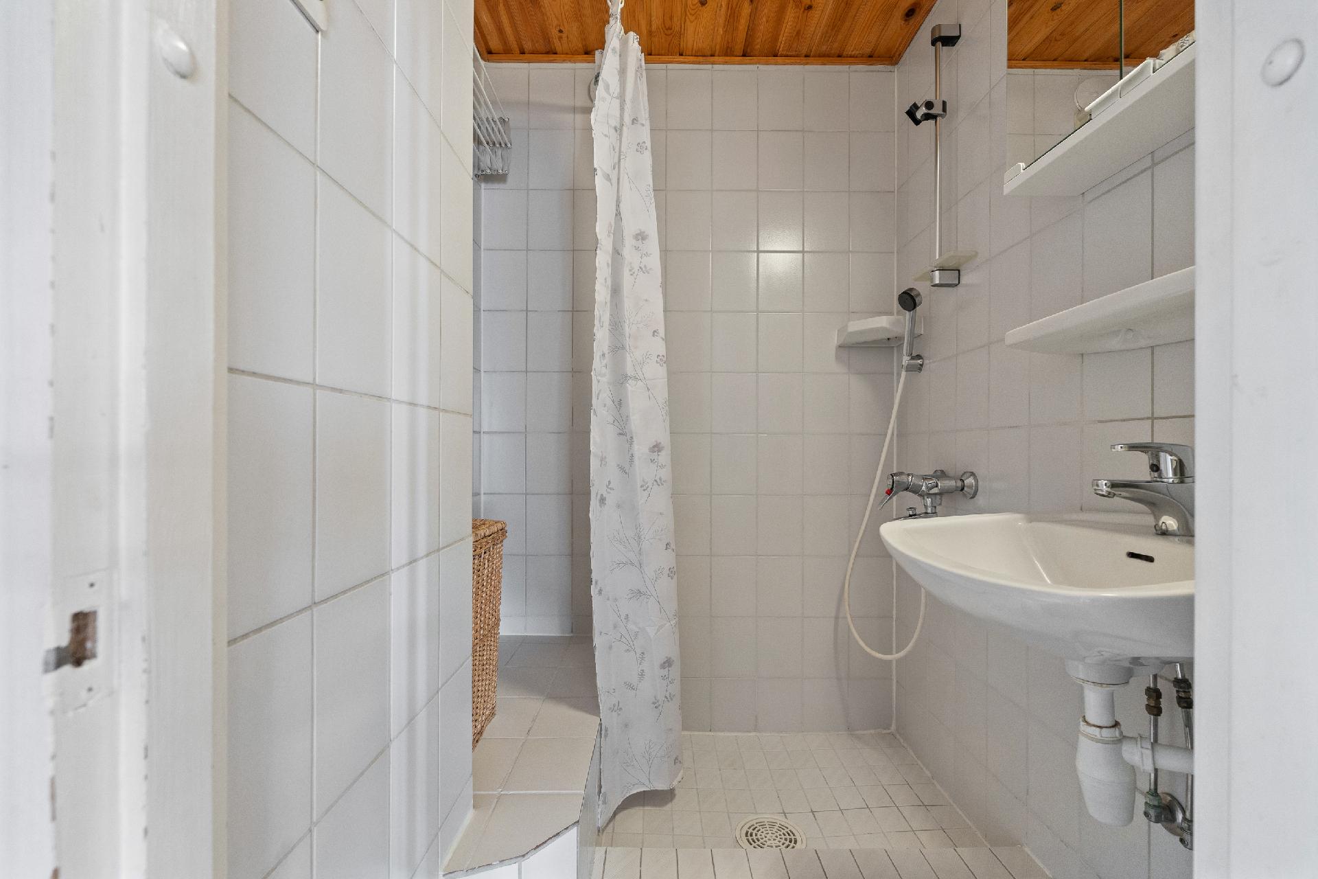 Yläkerran kylpyhuone.