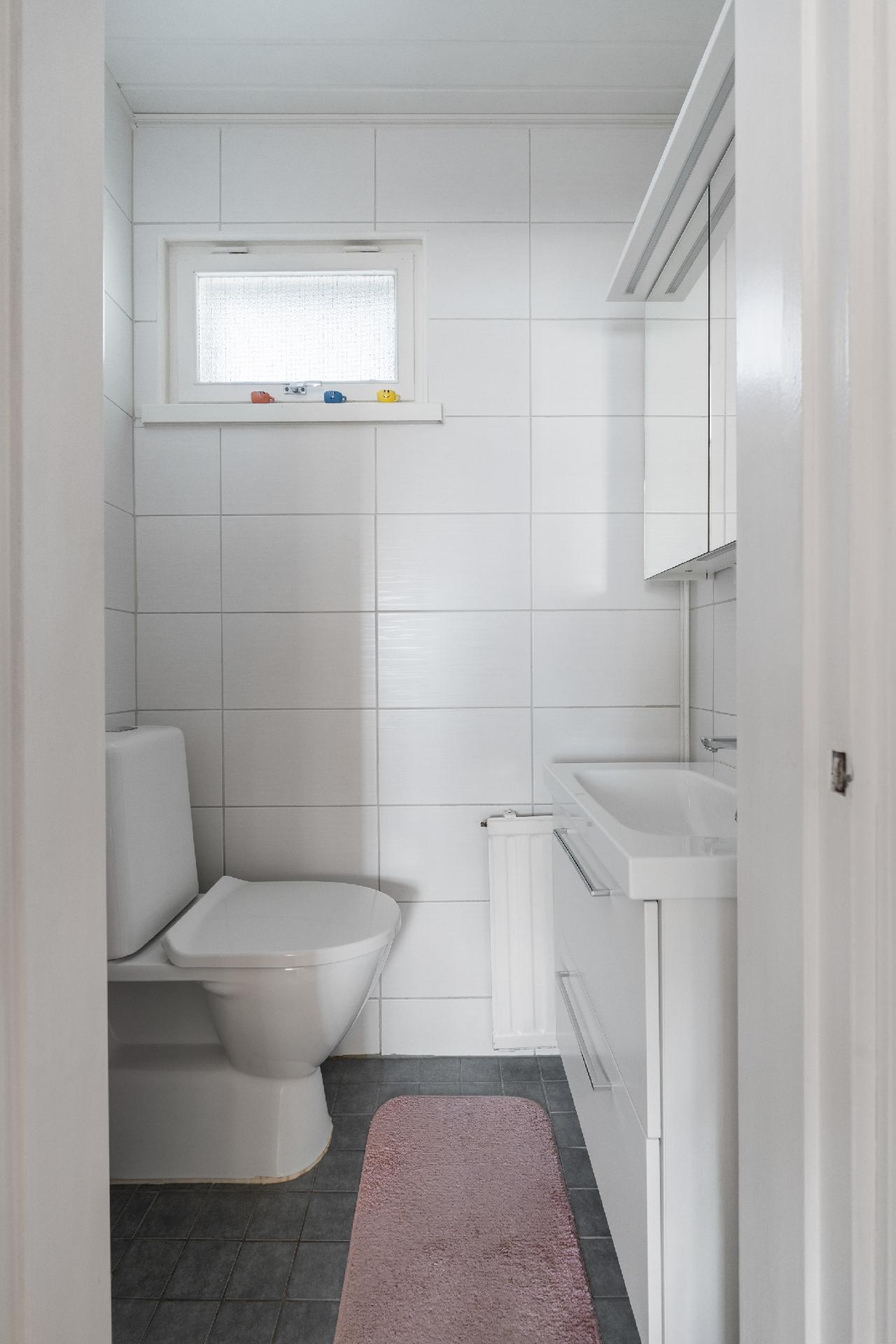 Erillinen wc sijaitsee yläkerrassa.