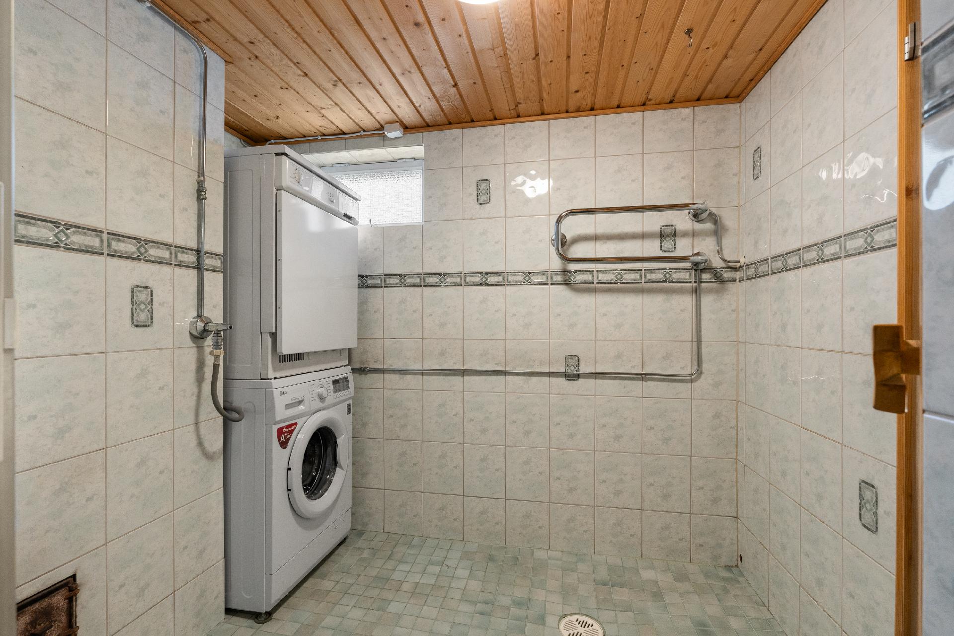 Alakerran pesuhuone ja sauna.
