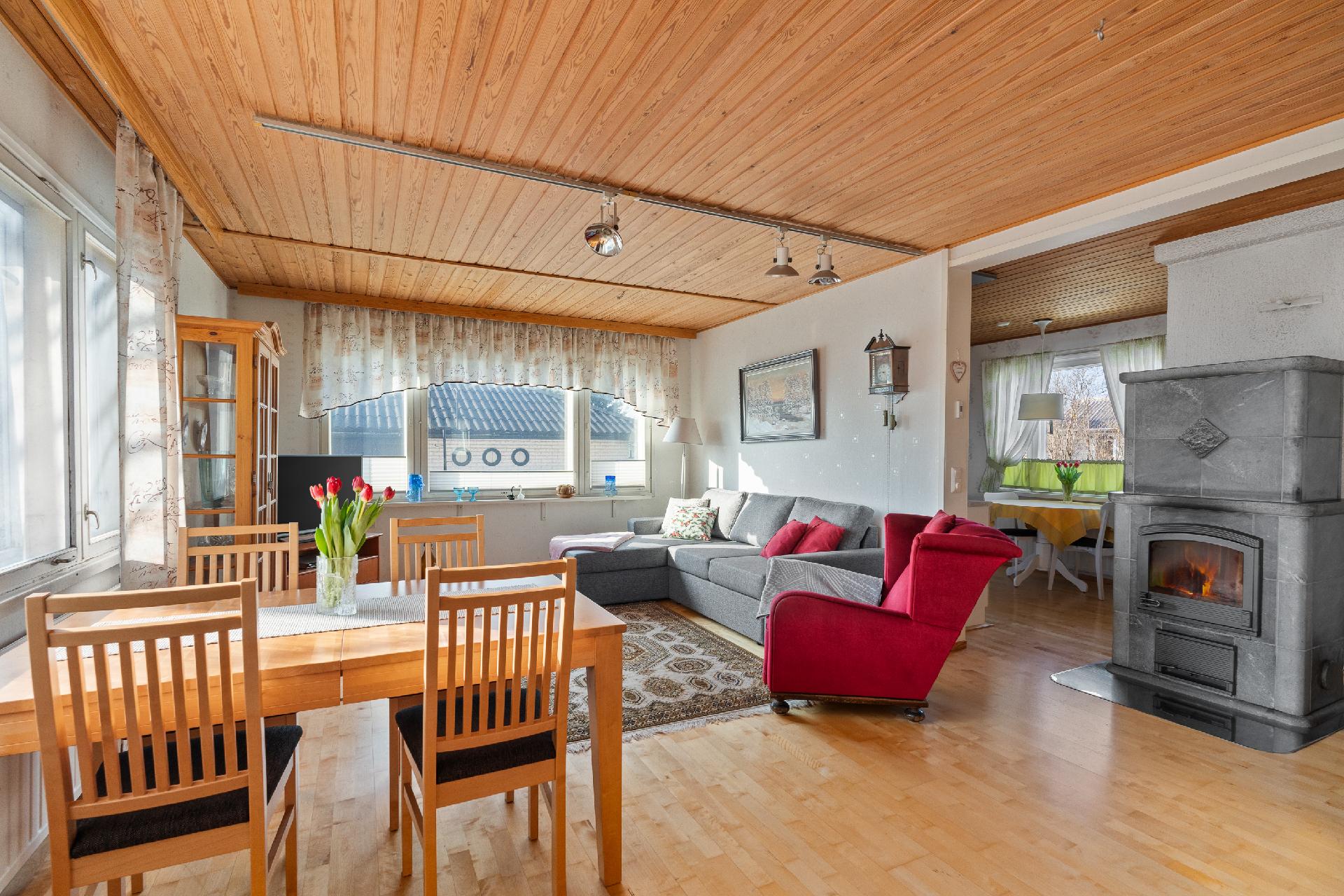 Varaava takka tuo tunnelmaa ja tukee lämmityksessä.