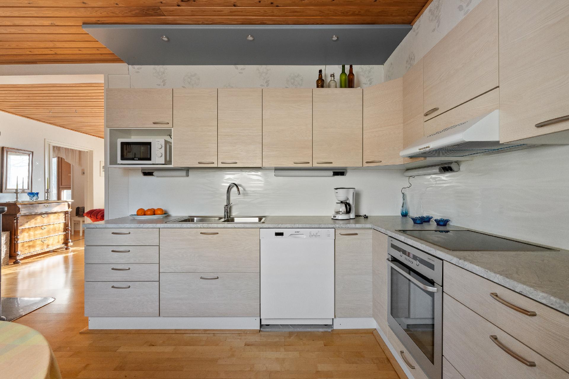 Keittiön kaapistot on uusittu aikaisemmin.