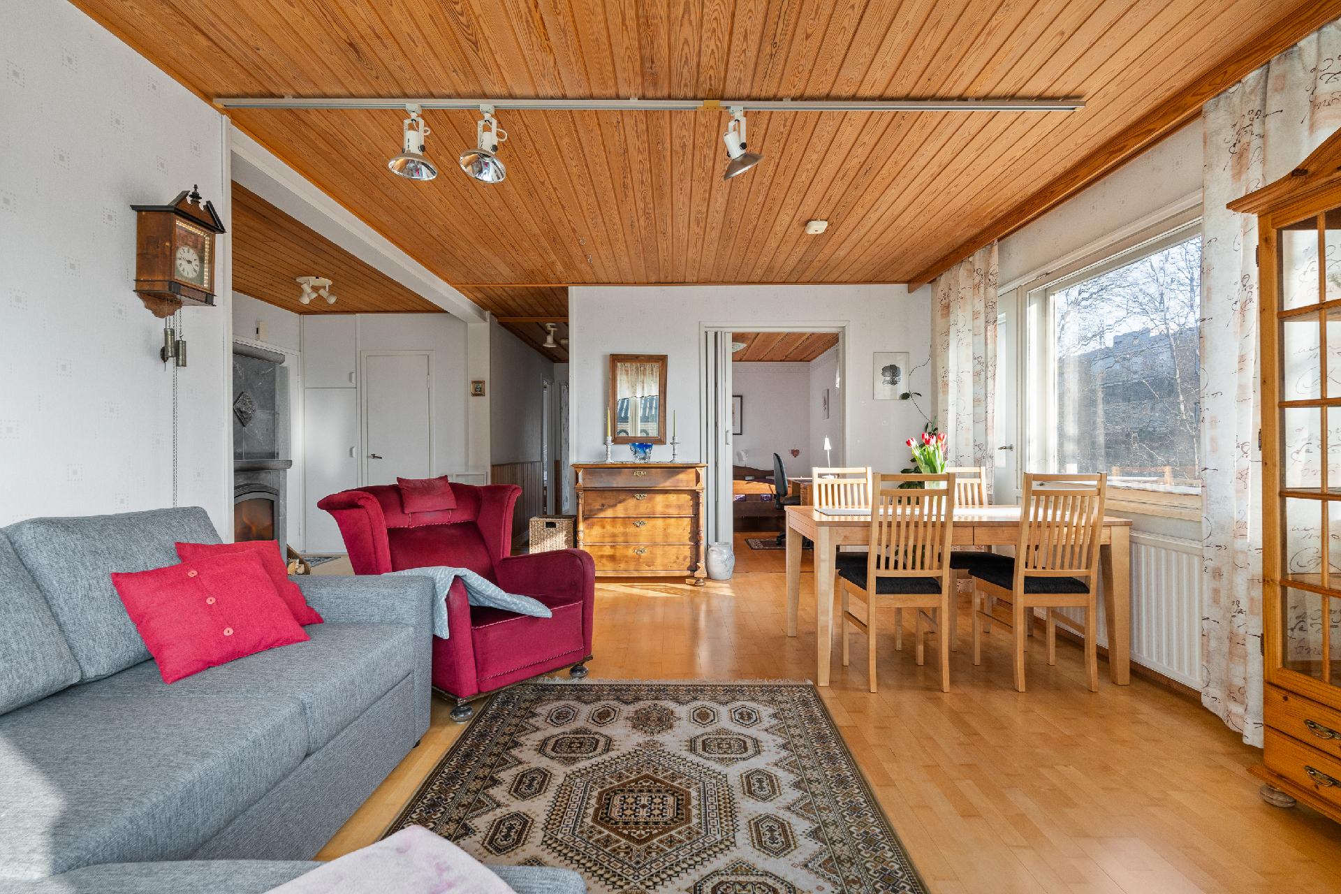 Valoista ja tilava olohuone.