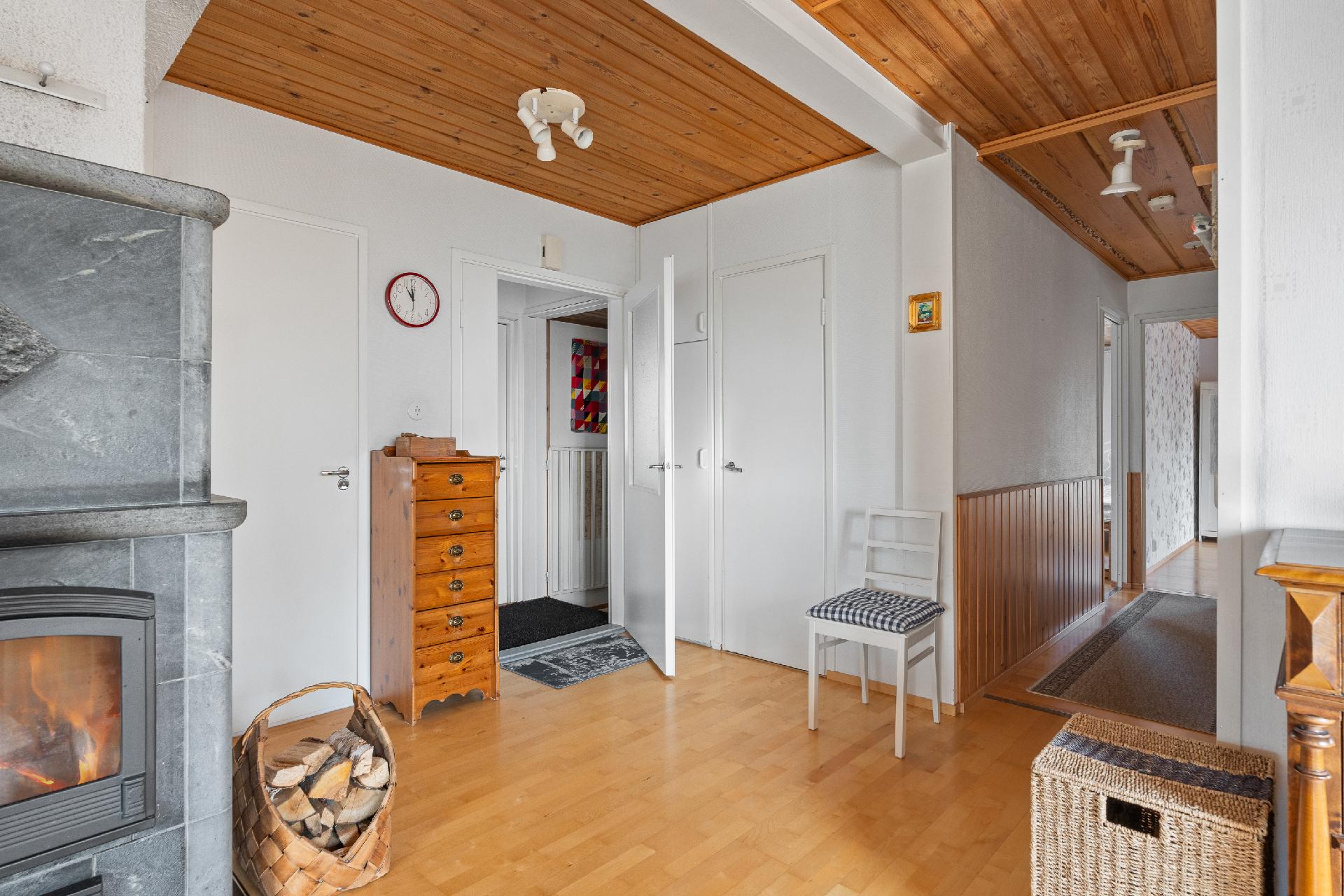 Näkymää olohuoneesta eteistilaan.