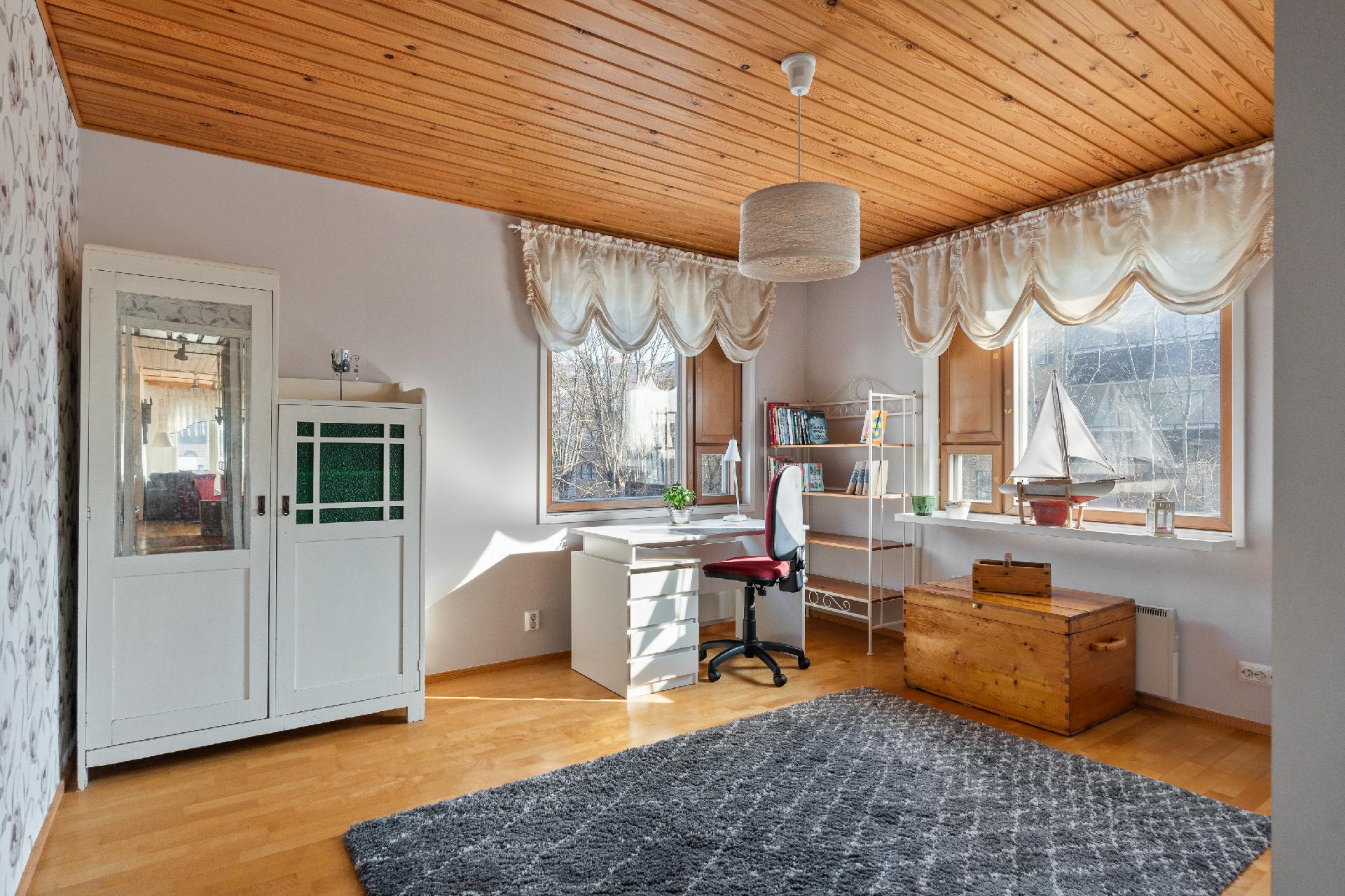 Kaksi makuuhuoneista sijaitsee käytävän päässä.