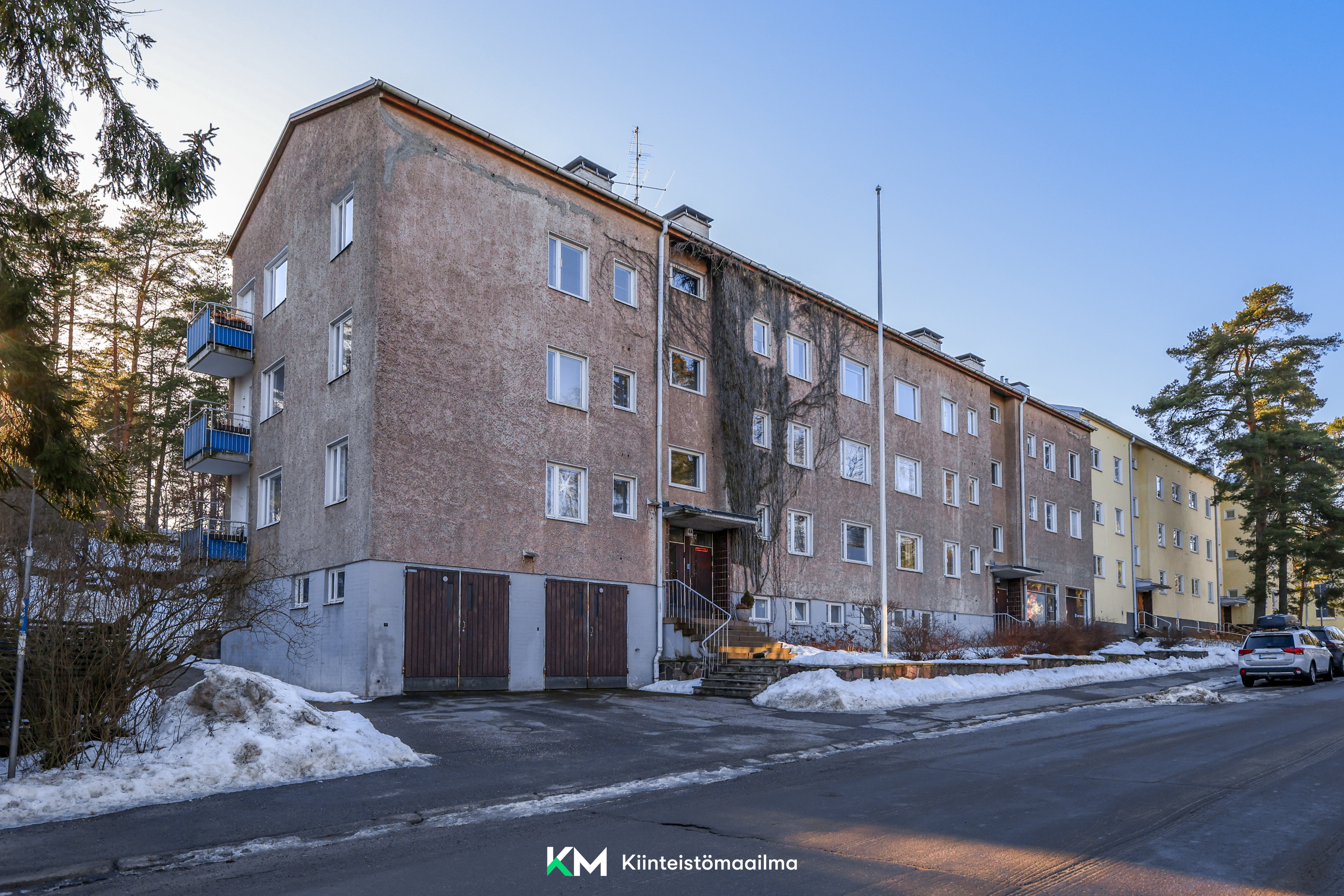 Talossa on kaksi porraskäytävää.