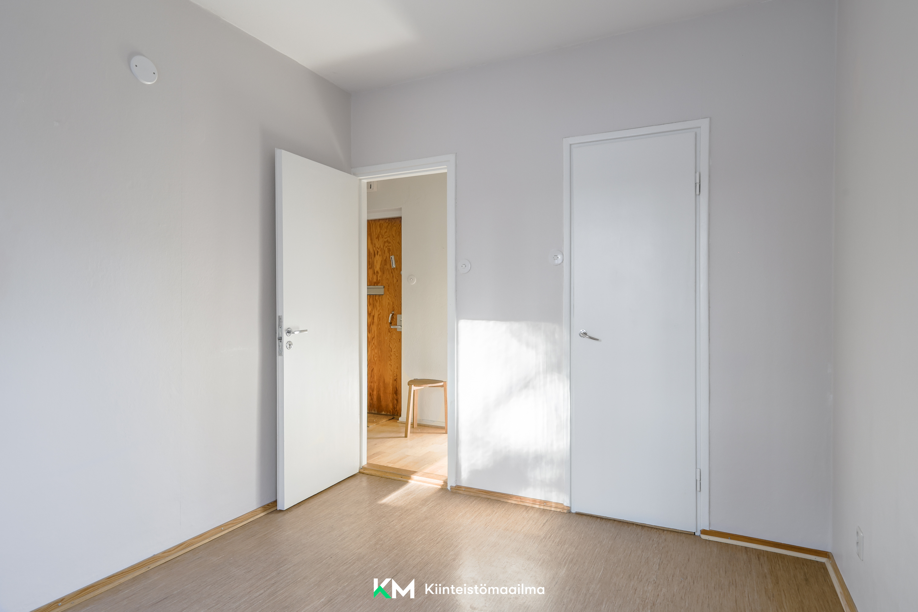 Makuuhuoneen yhteydessä on myös vaatehuone.