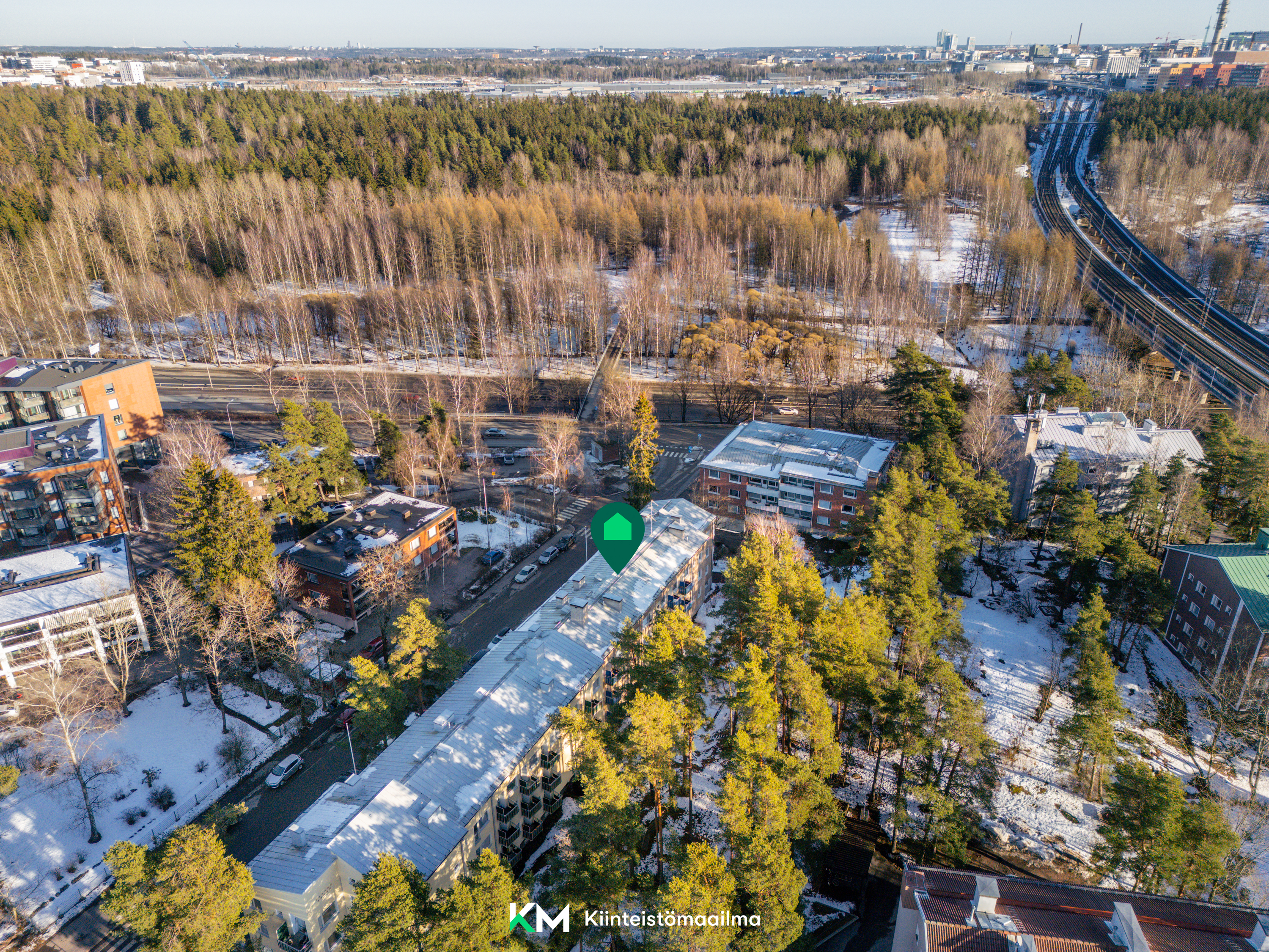 Lähes taloyhtiön kulmalta lähtee kevyenliikenteen silta yli Hämeenlinnan väylän suoraan Keskuspuiston lenkkipoluille.