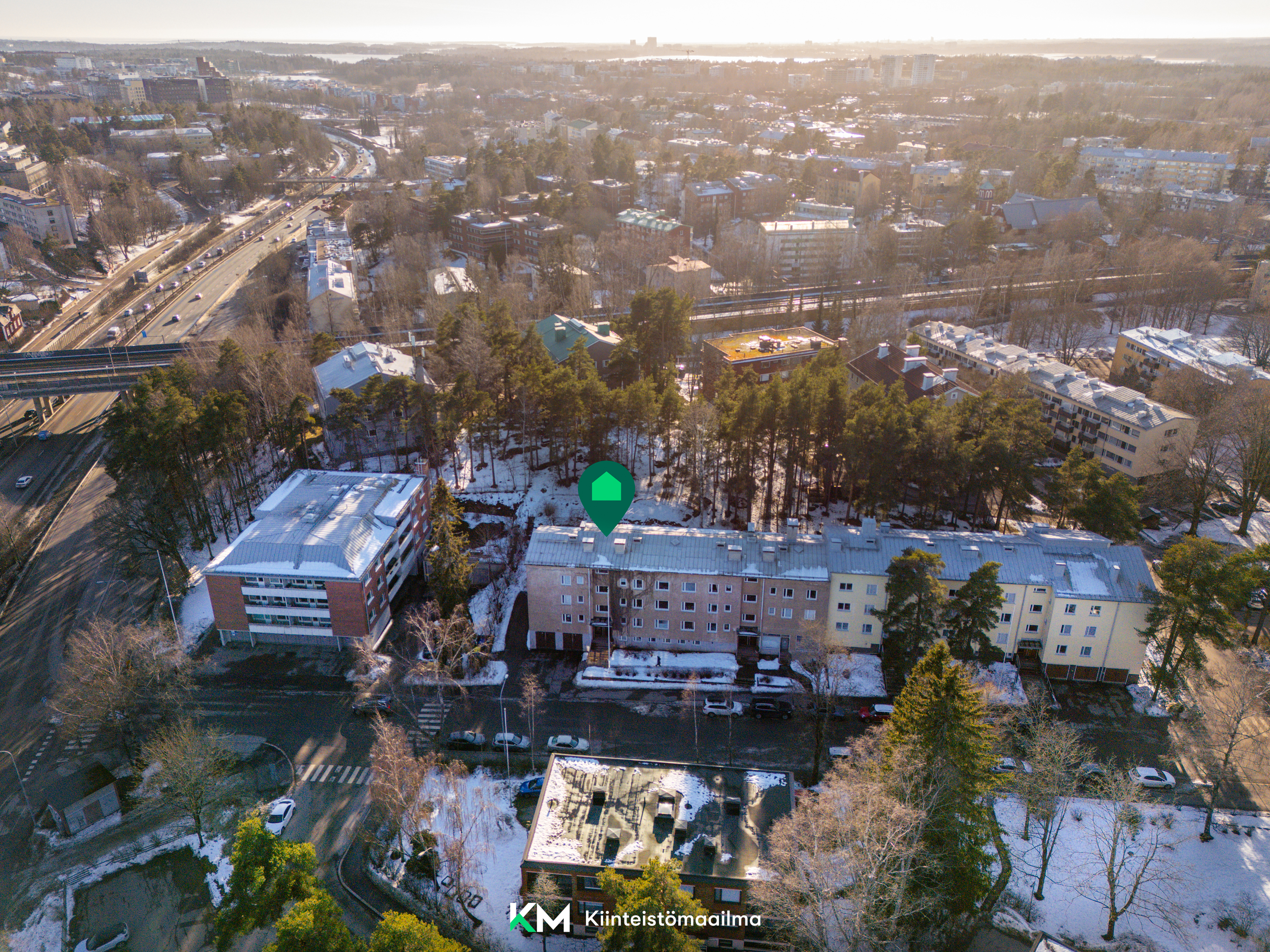 Hämeenlinnantien bussit mahdollistavat nopean liikkumisen. Pysäkit ovat läheisen Hotelli Haagan edessä sekä Kivihaan sillan kupeessa.
