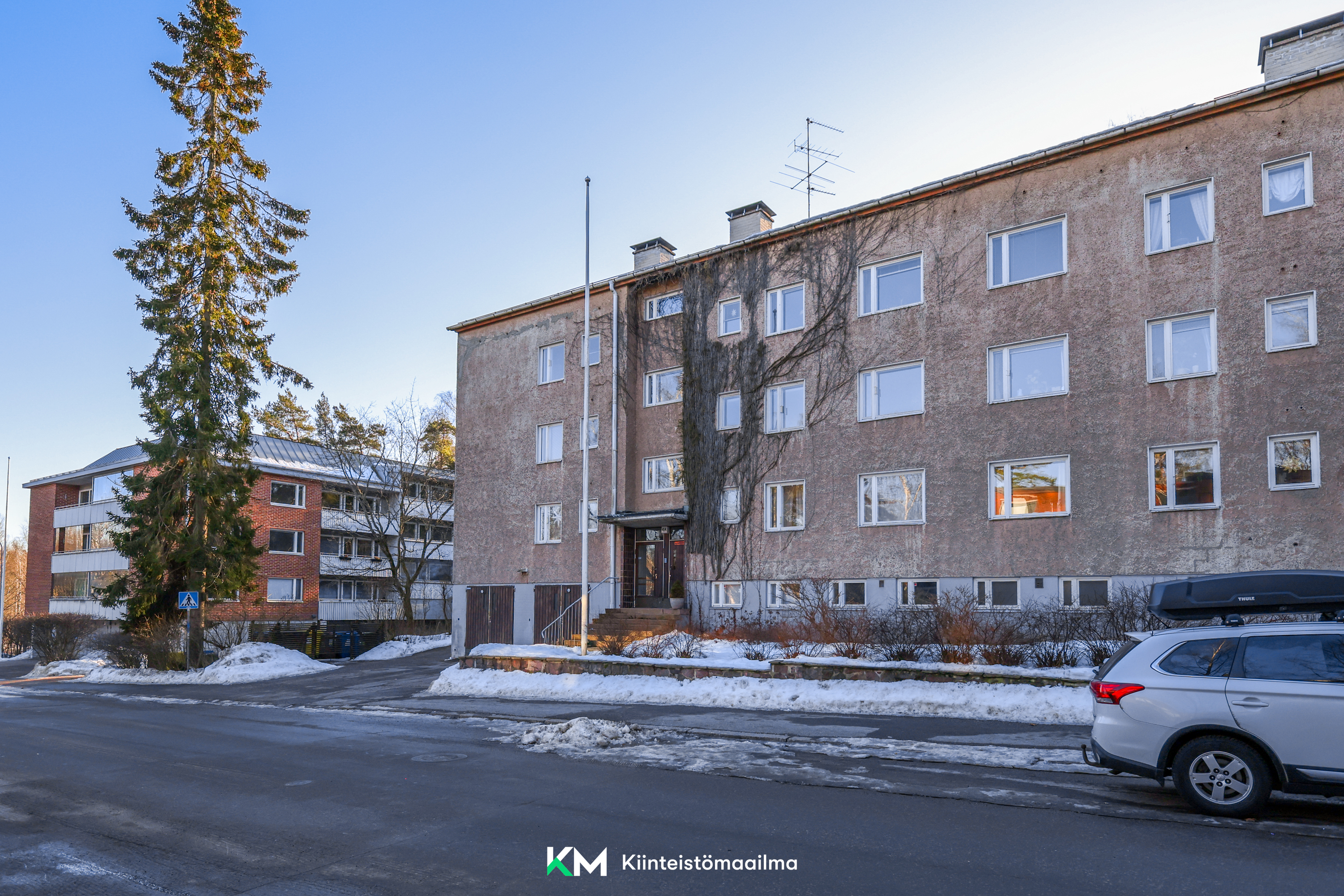 Kadunvarresta löytyy kohtuullisesti paikkoja. Yhtiöllä on kaksi autotallia.