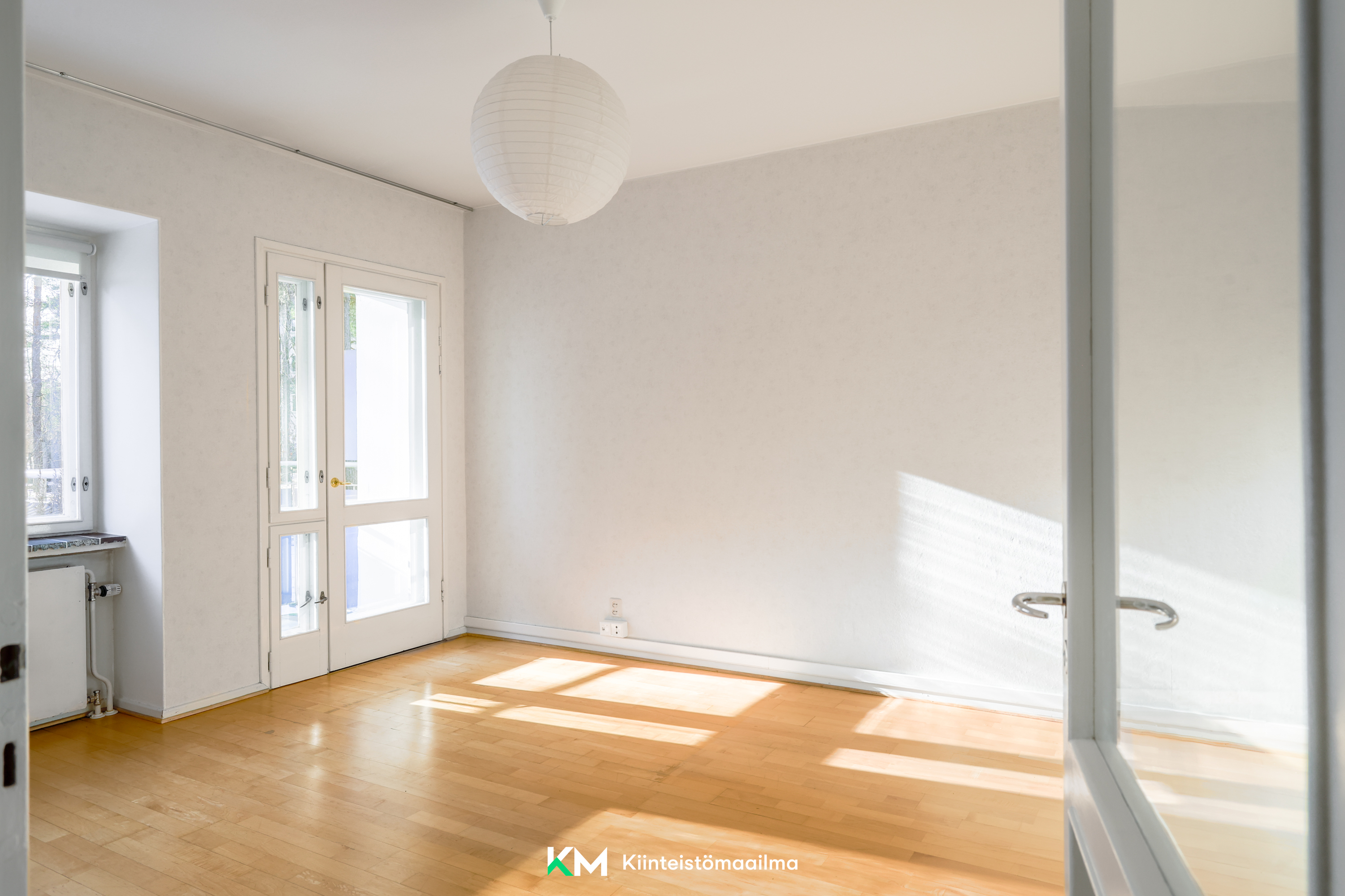 Ikkunalliset ovet mahdollistavat valon kulkemisen huoneistossa.