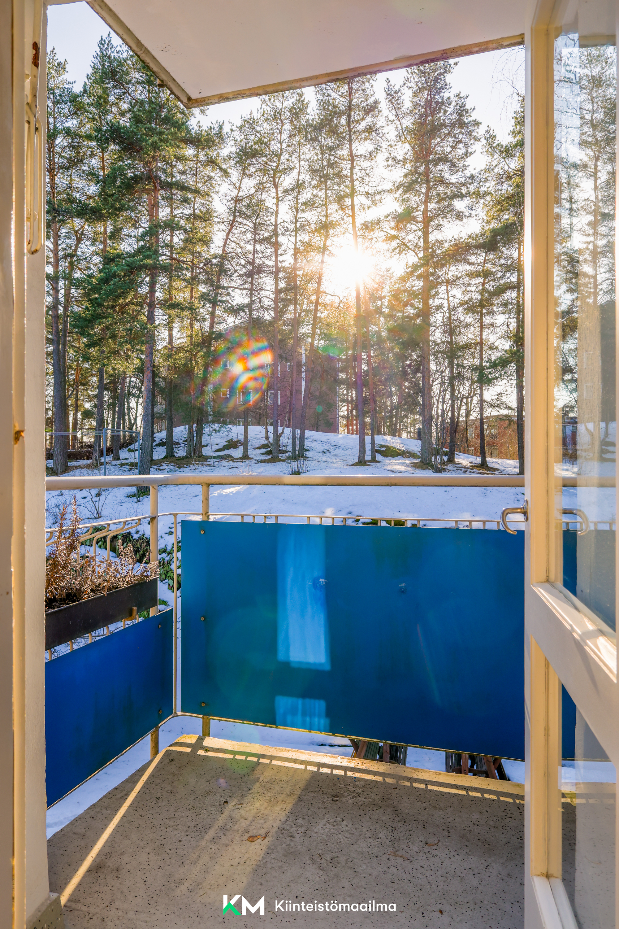 Taloyhtiössä on yhteneväiset parvekelaatikot.