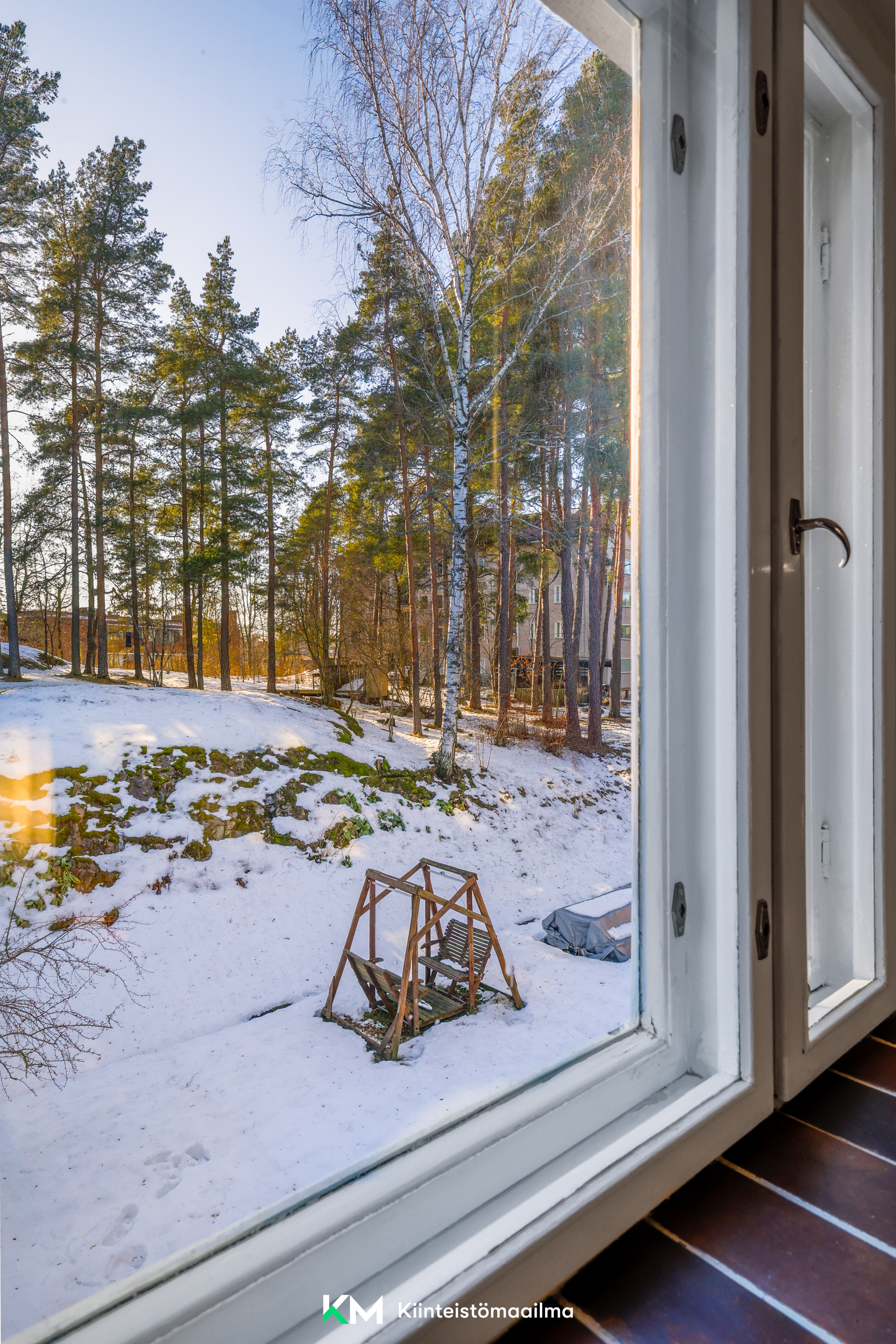 Ikkunoista avautuu näkymä vehreälle pihalle.