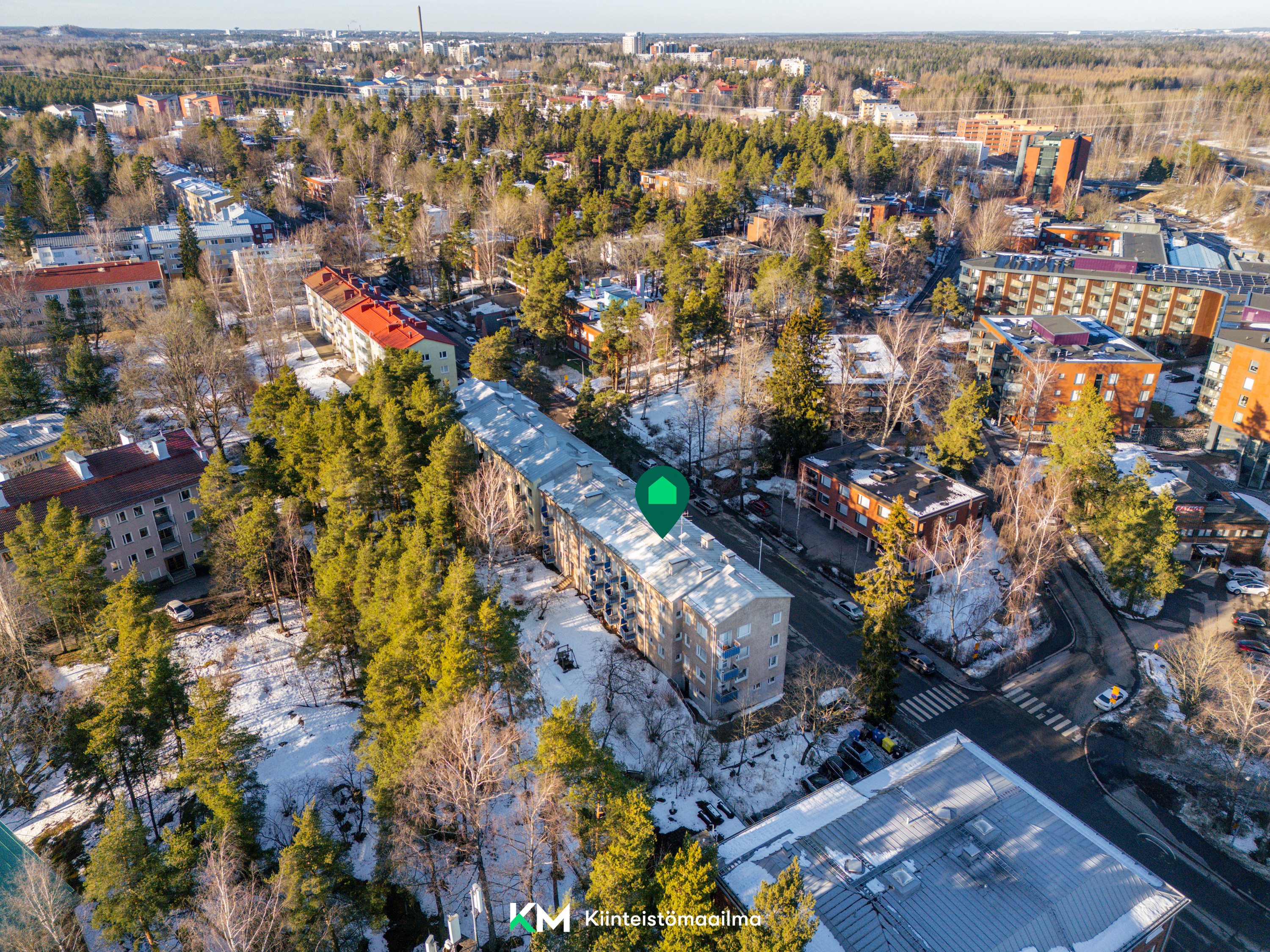 Etelä-Haagan keskustan, Palokaivonaukion kaupat sekä kahvilat ovat kävelymatkan päässä.