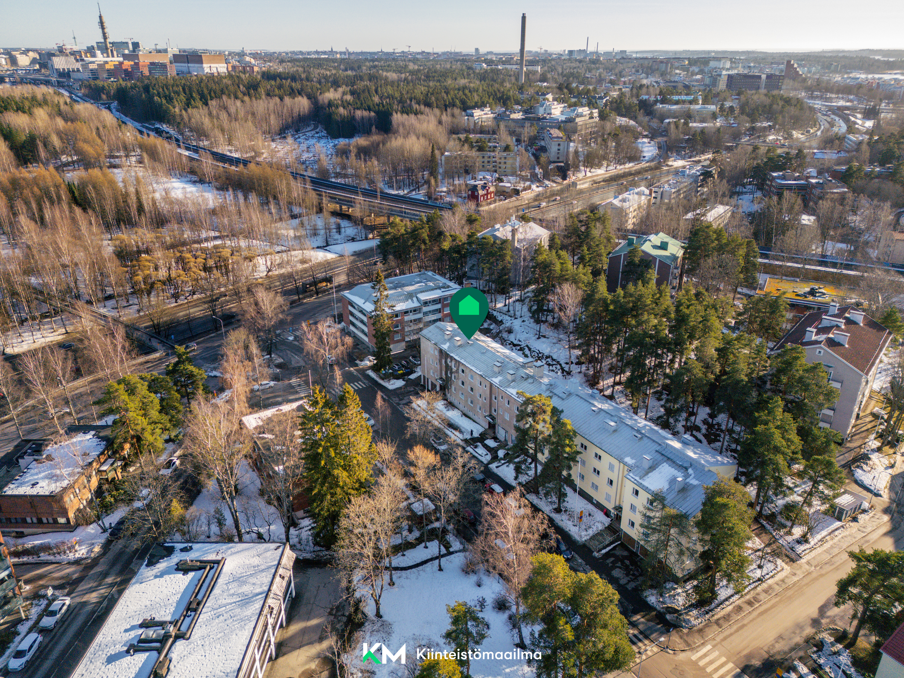 Huopalahden juna-asema on kävelymatkan päässä sekä Pasilan Triplan palvelujen ääreen pääsee vaikka polkupyörällä suoraa reittiä.