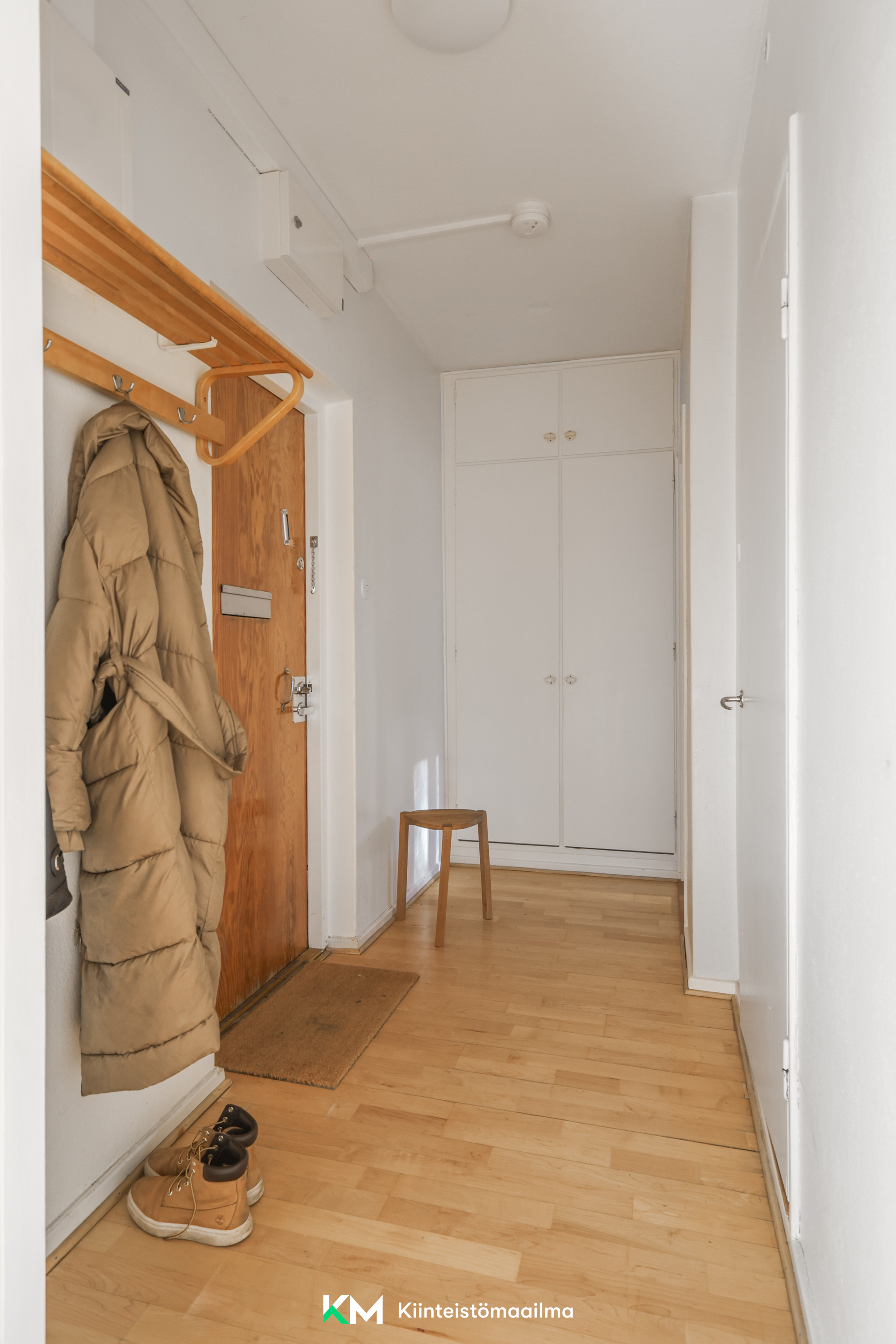 Eteisen päässä on uudistettu, alkuperäinen kaapisto, jossa on mukavasti lisää säilytystilaa.