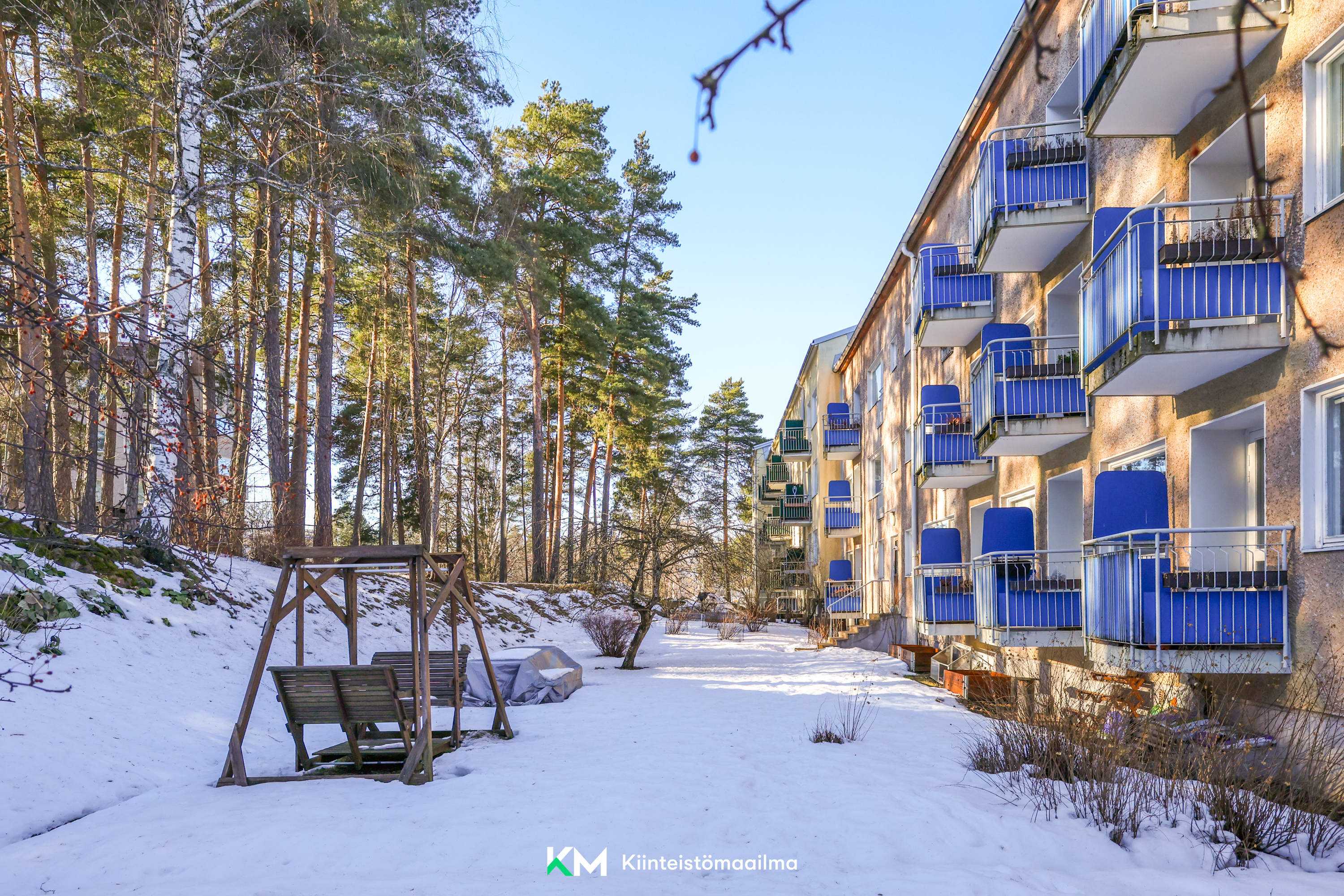 Pääasiassa parvekkeet avautuvat puutarhamaiselle pihalle.