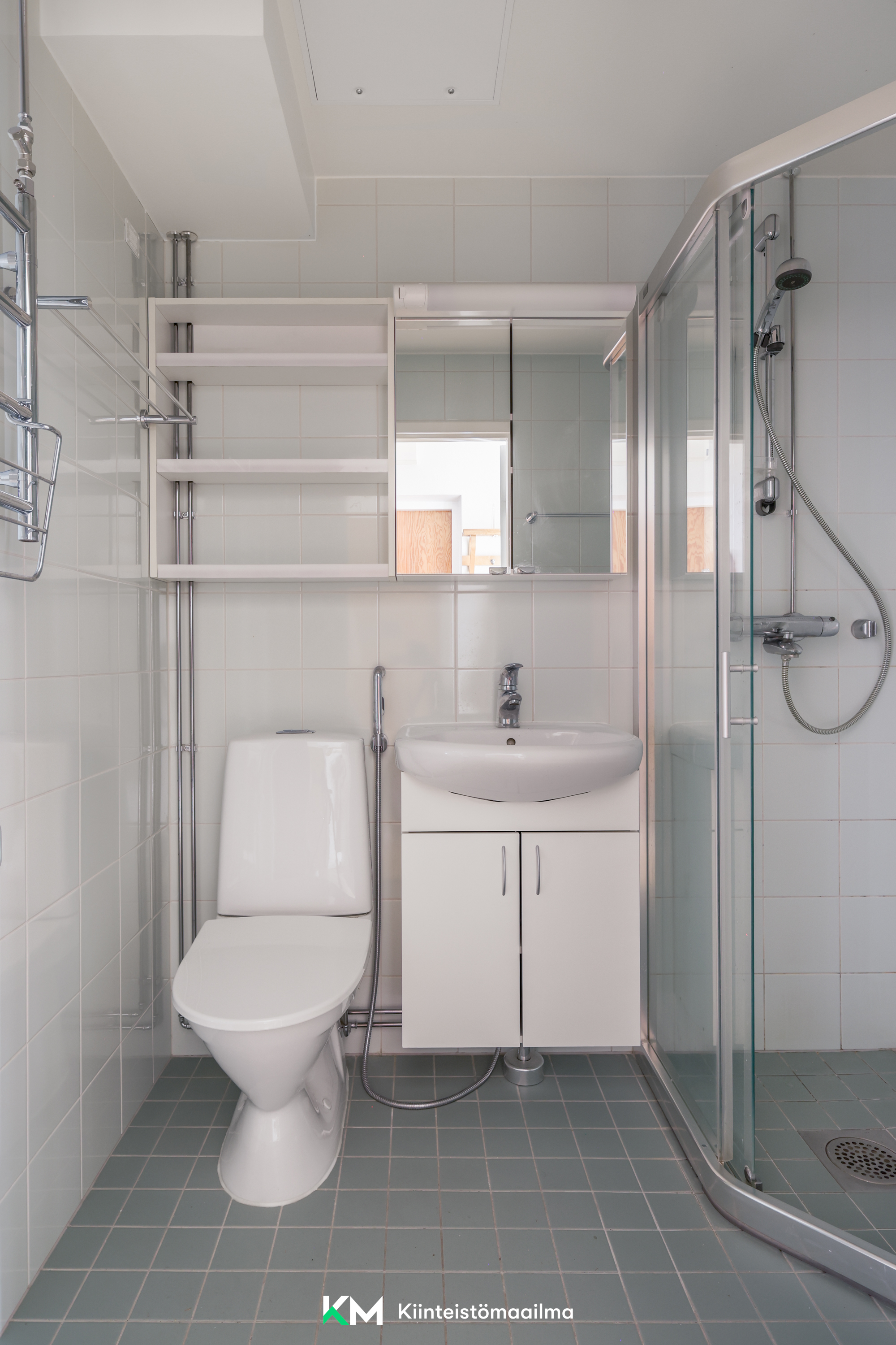 Kylpyhuone on uusittu putkiremontin yhteydessä 2013.