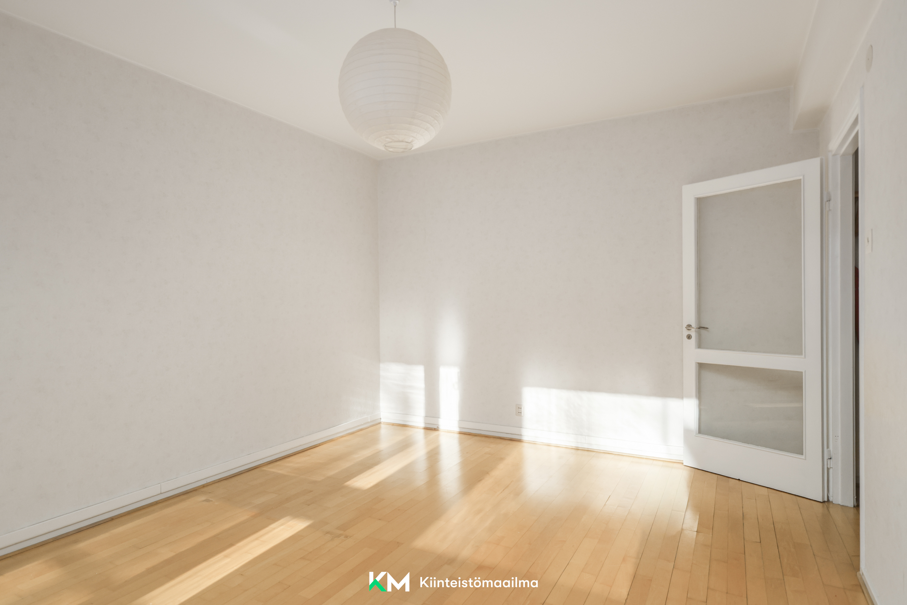 Iltapäiväaurinko luo valoisuutta tähän sympaattiseen kotiin.