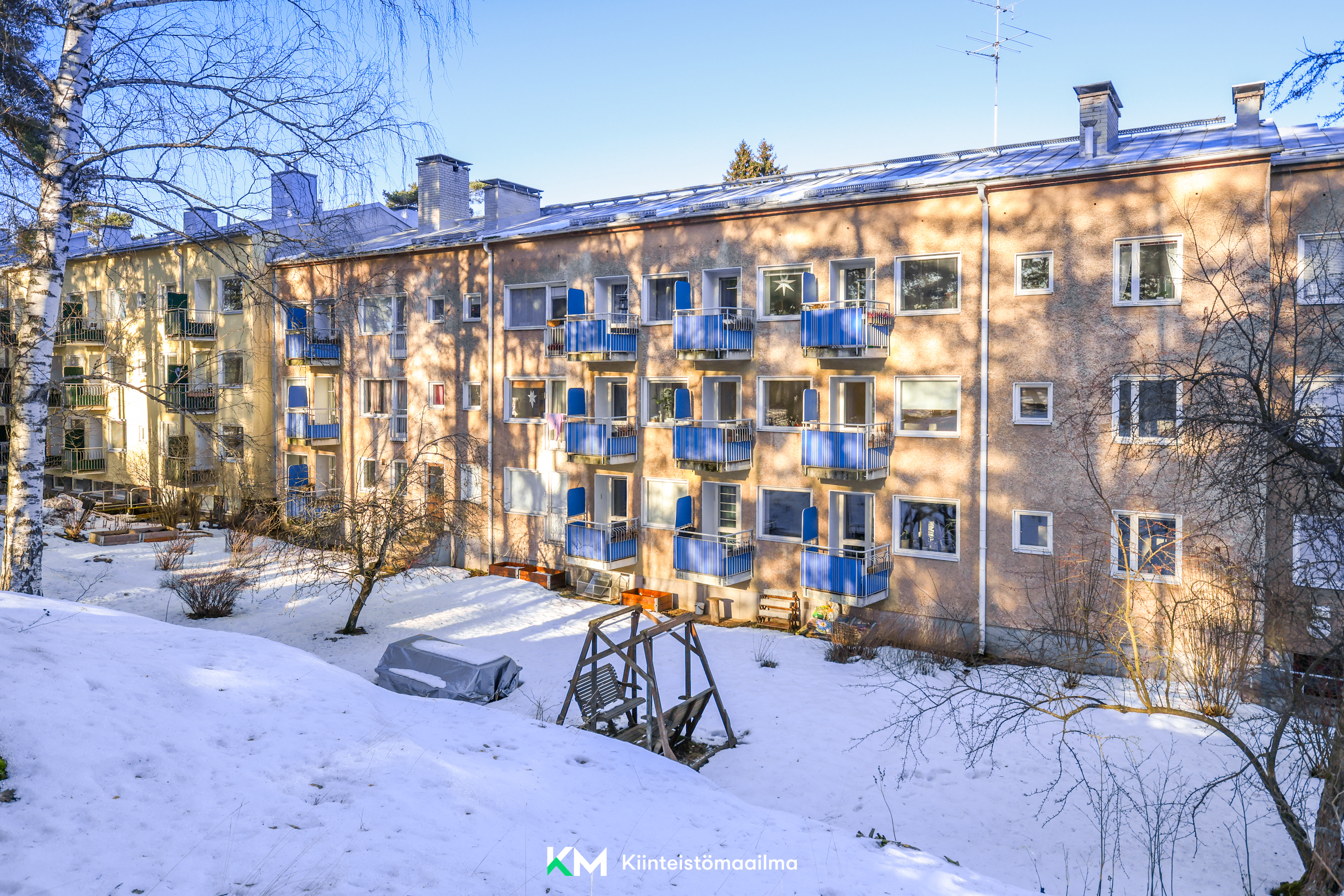 Piha on suojaisa ja keinu sekä puutarharyhmä mahdollistavat ihmisten yhteiset hetket.