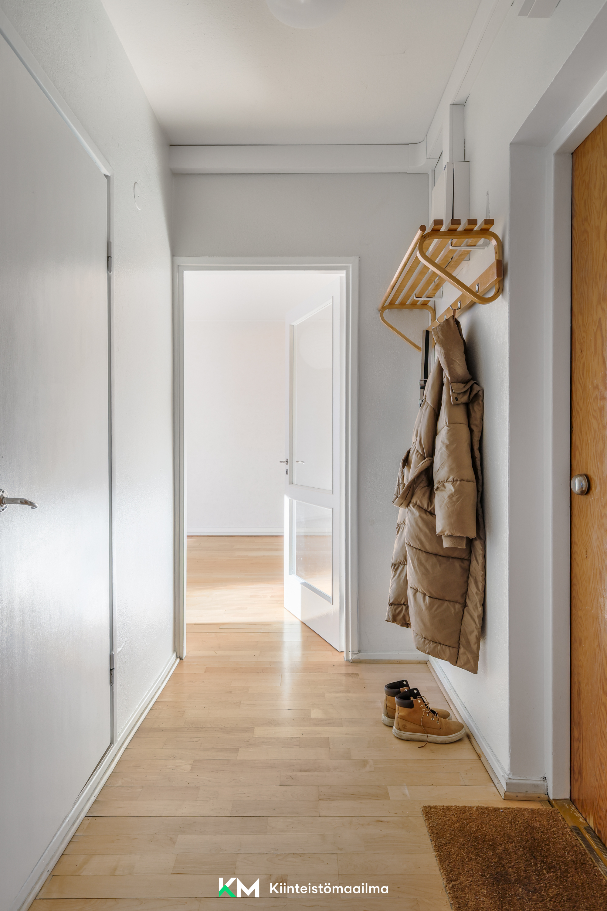 Eteisen ja olohuoneen lattiat ovat koivuparkettia.