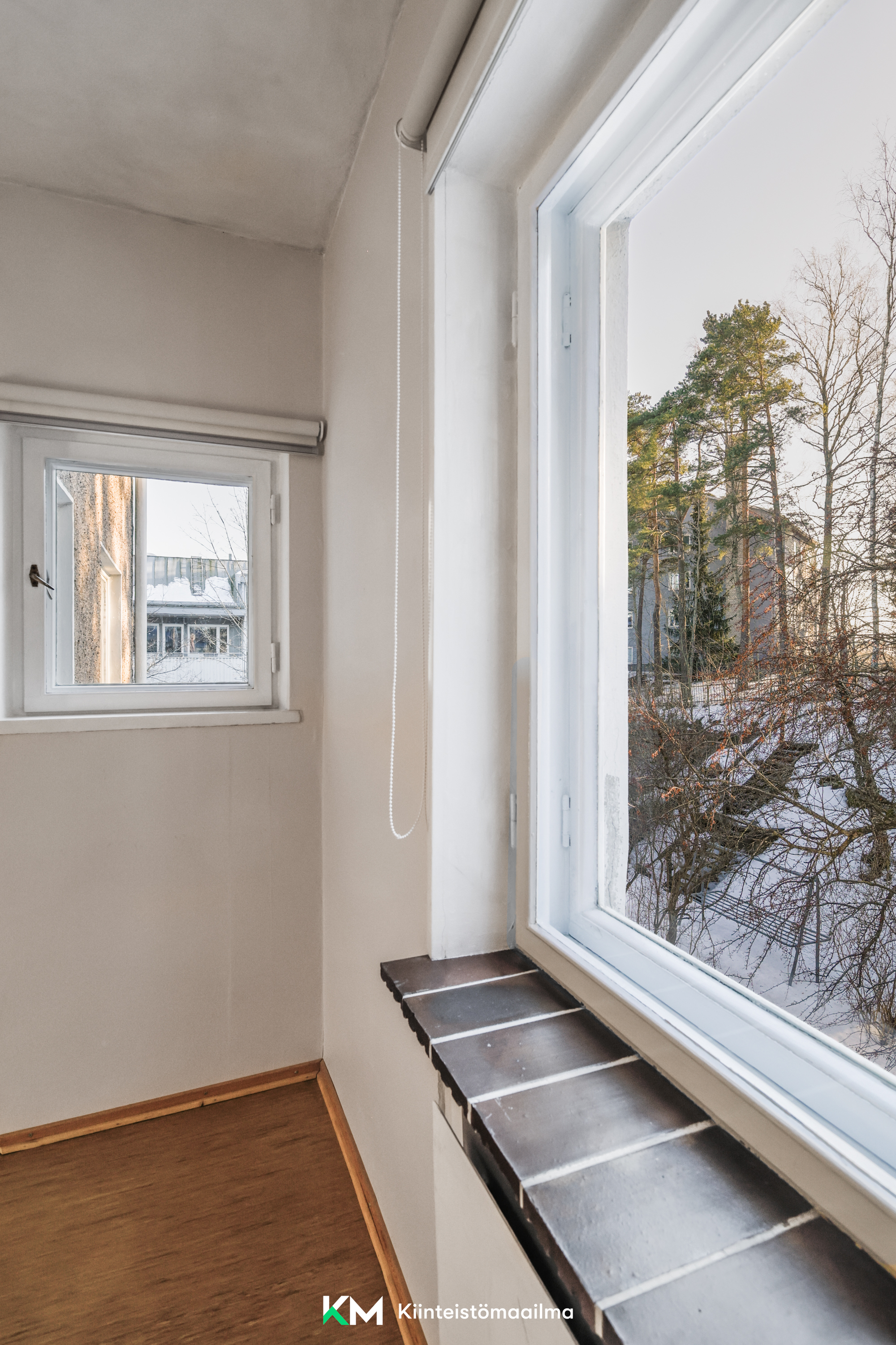 Luonnonvaloa makuuhuoneeseen tuovat kahteen suuntaan avautuvat ikkunat. Rullaverhot kuuluvat kauppaan.