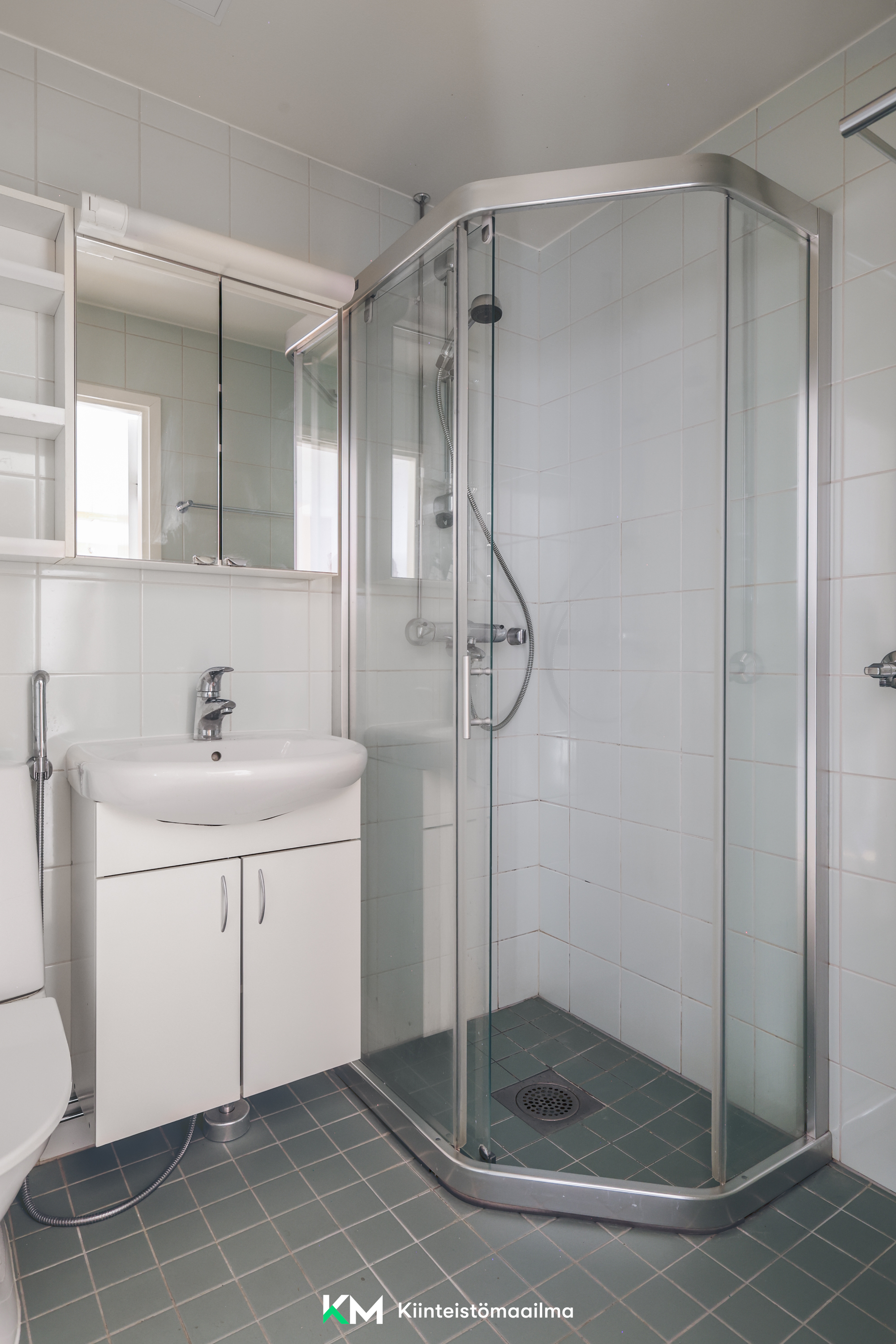 Tilaa on myös pyykinpesukoneelle. Taloyhtiössä on myös pesutupa.