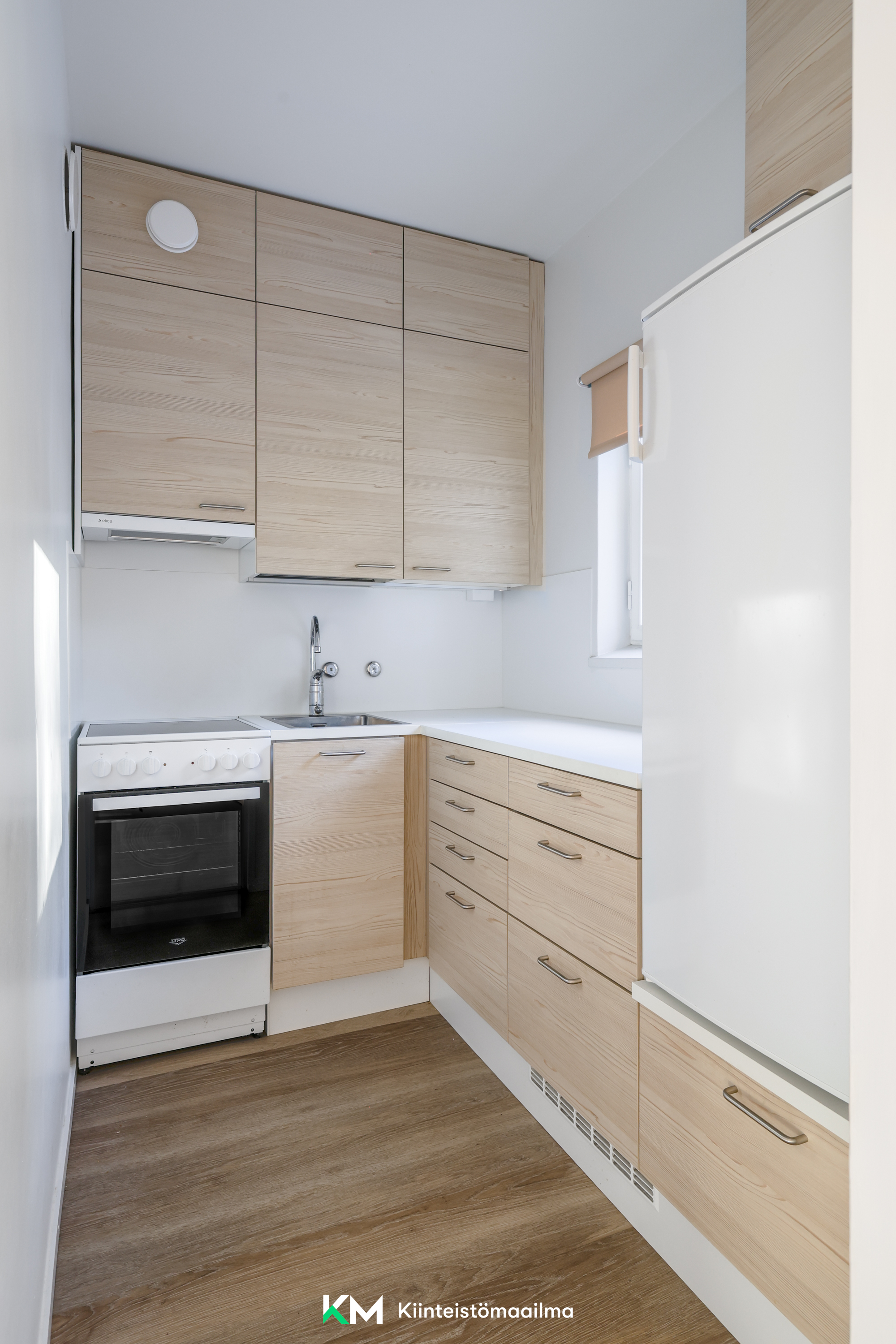 Keittiö on uudistettu 2022 ajanhenkiseksi.