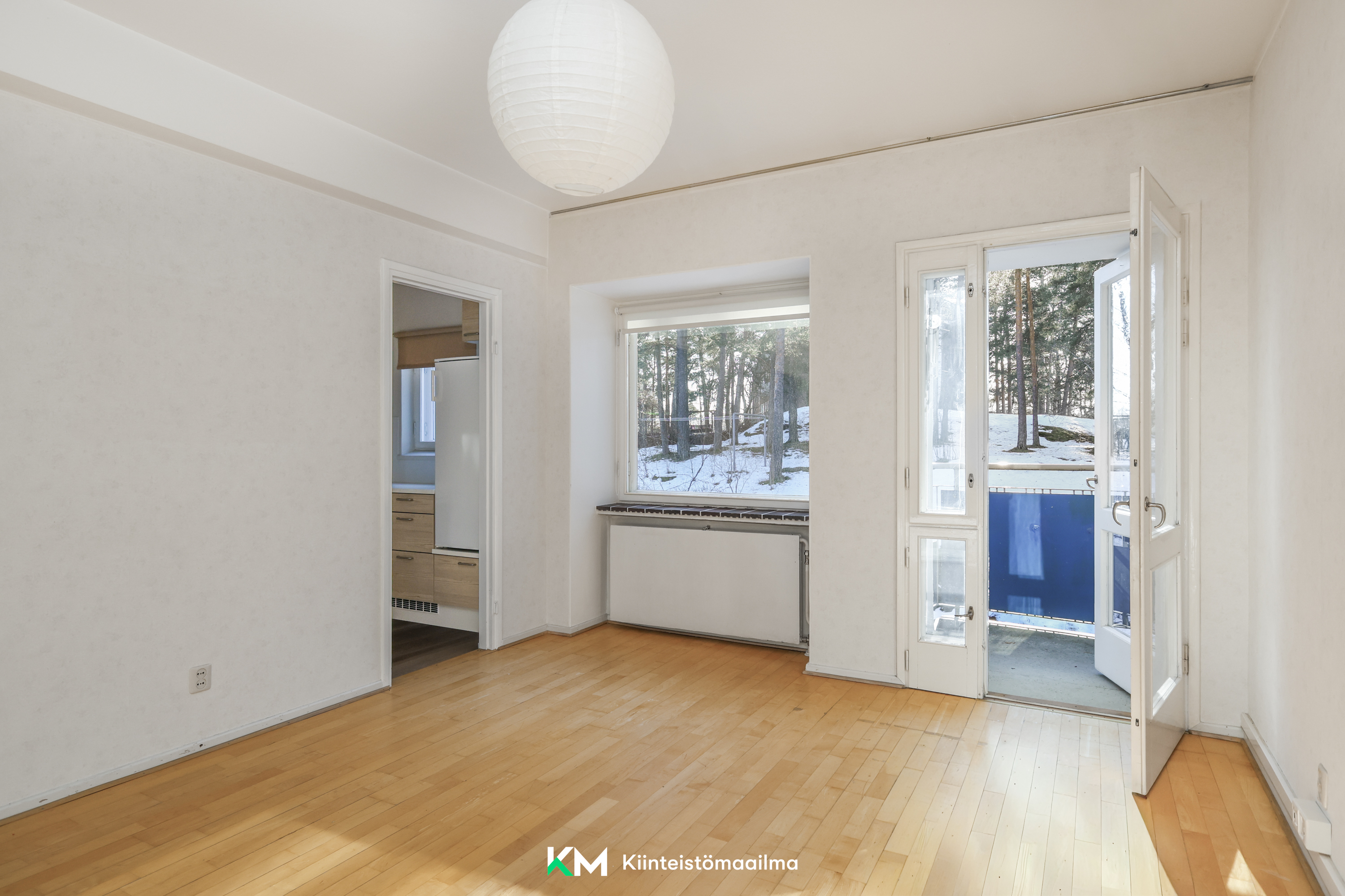 Parvekkeella voi nauttia iltapäiväkahvista ja auringonsäteistä.