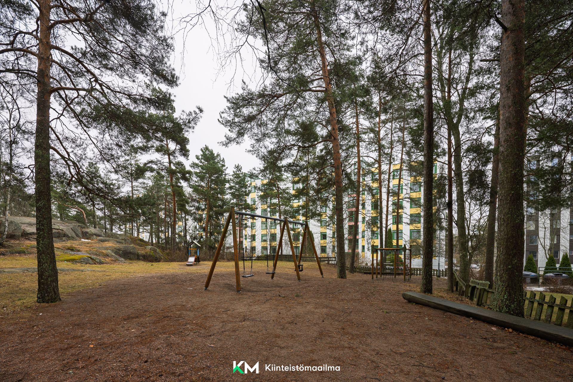 Leikkipaikka taloyhtiön pihalla