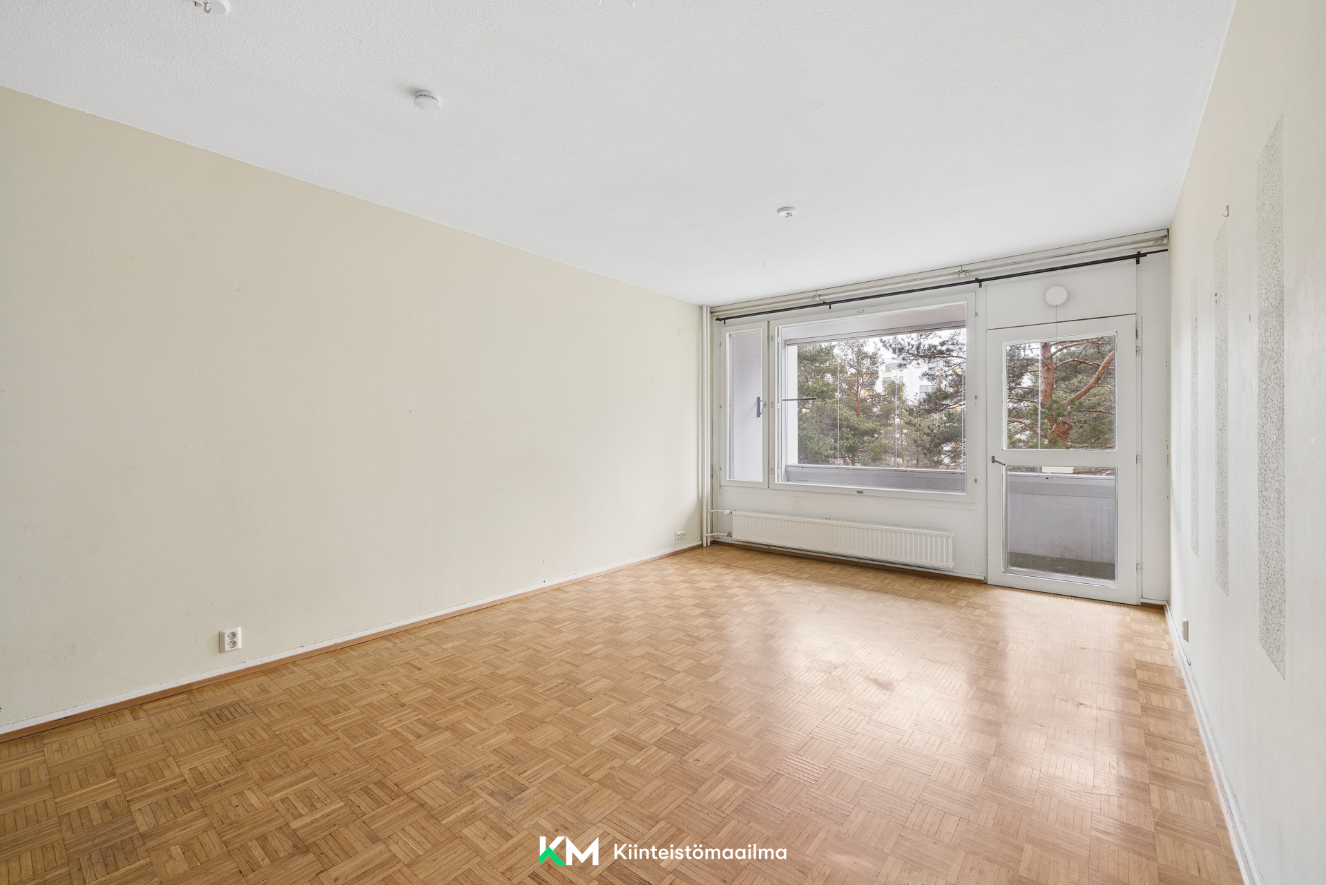 Olohuone on tilava ja valoisa