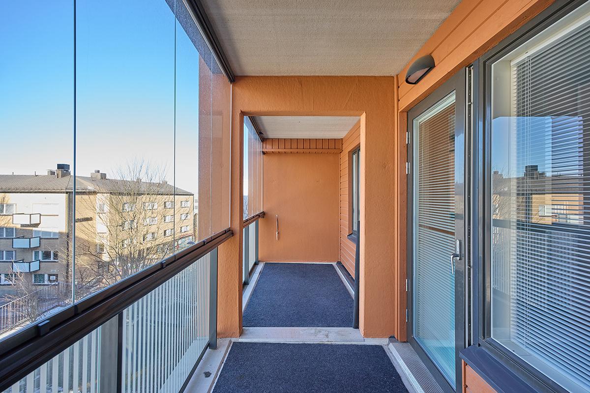 Suuri asunnonlevyinen parveke