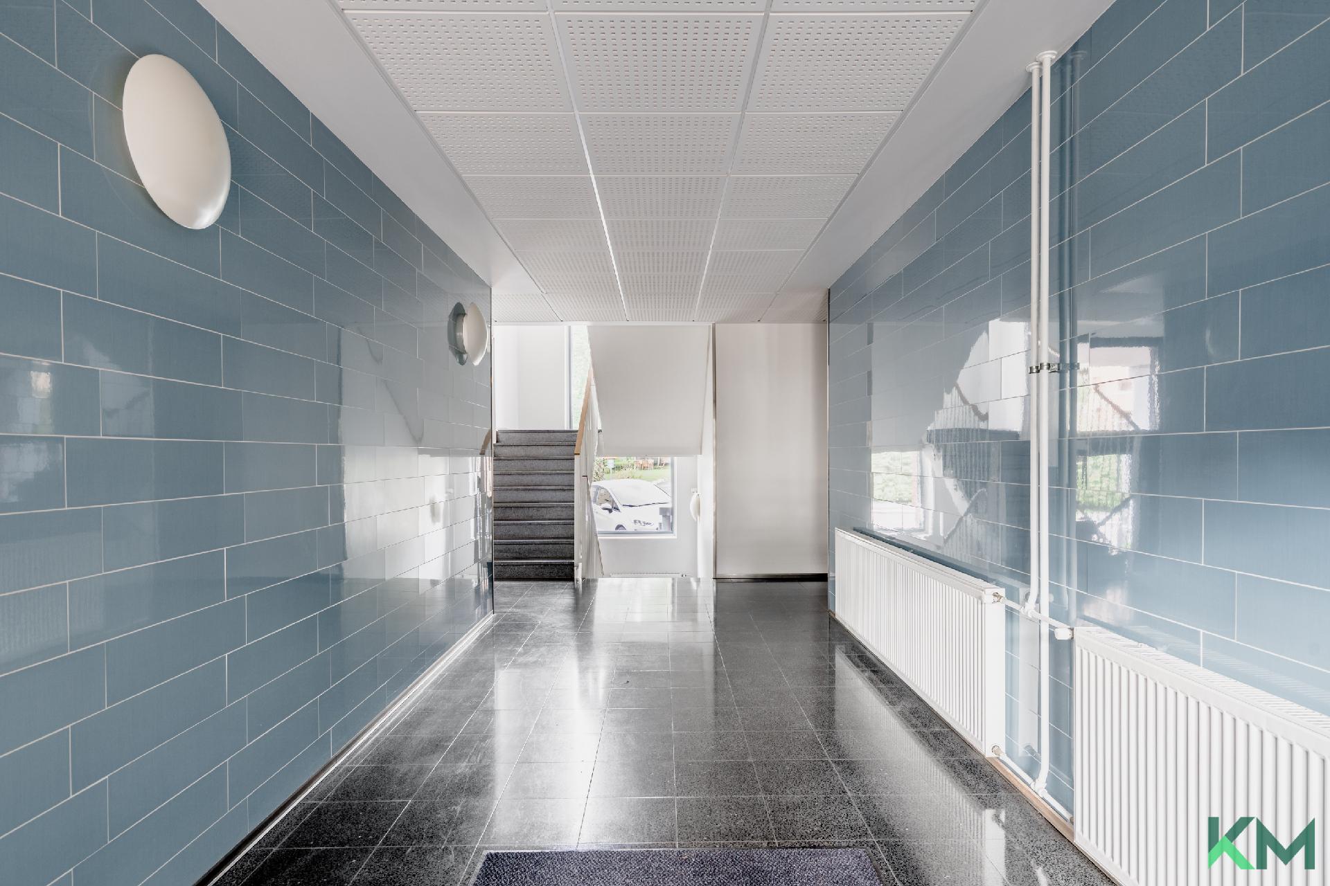 Valoisa porraskäytävä, hyvin hoidettu taloyhtiö.