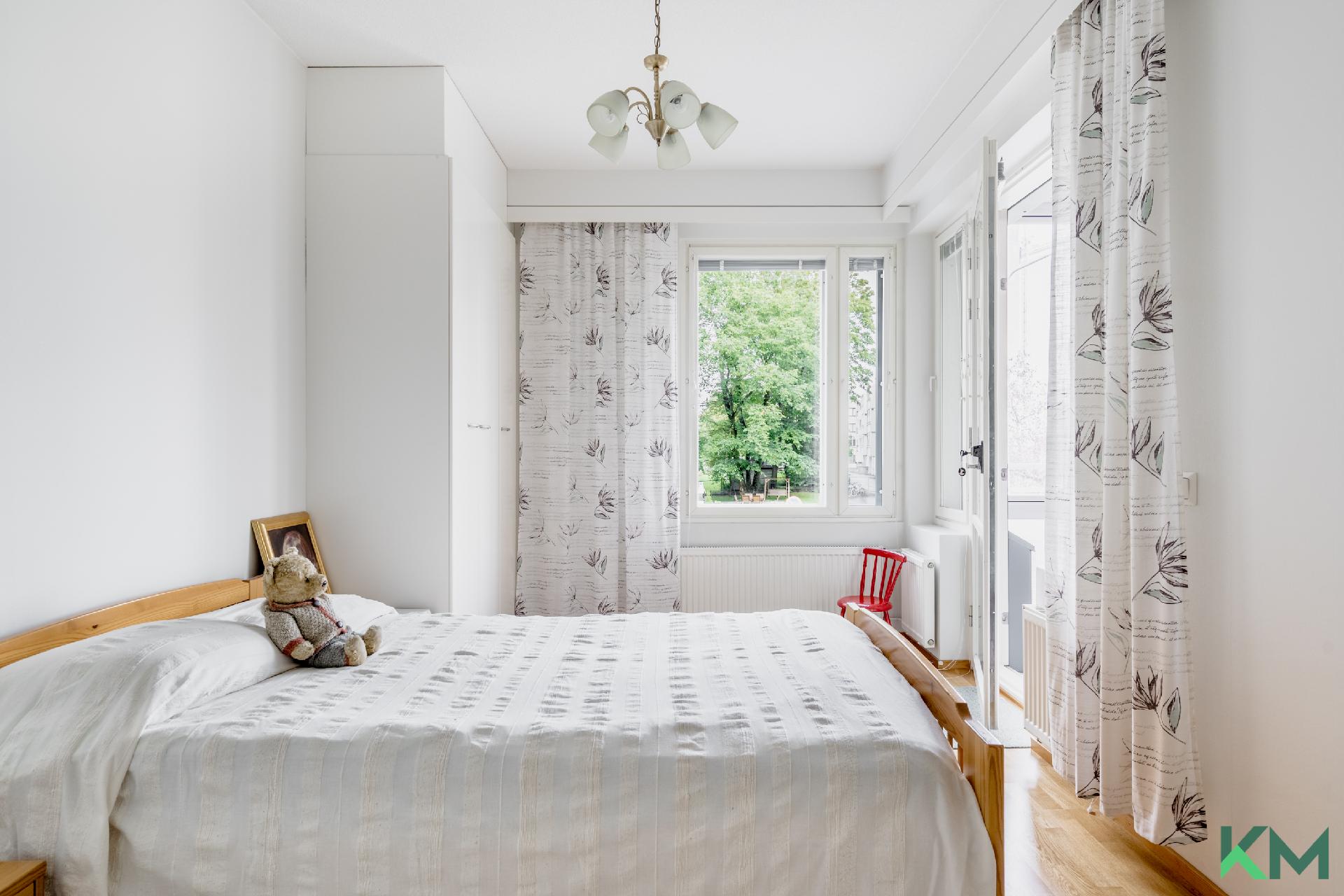 Päämakuuhuone josta käynti lasitetulle parvekkeelle.