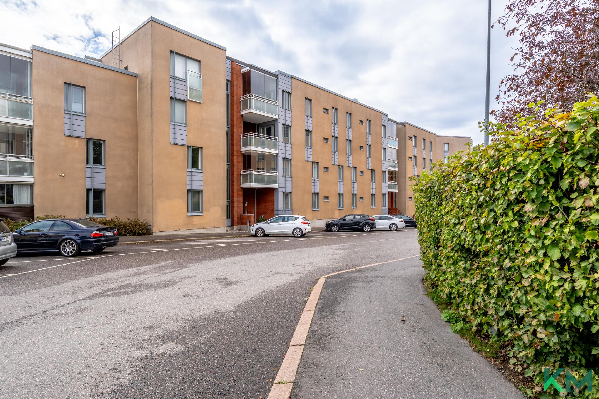 Vellamonkadun puoleinen sisäänkäynti