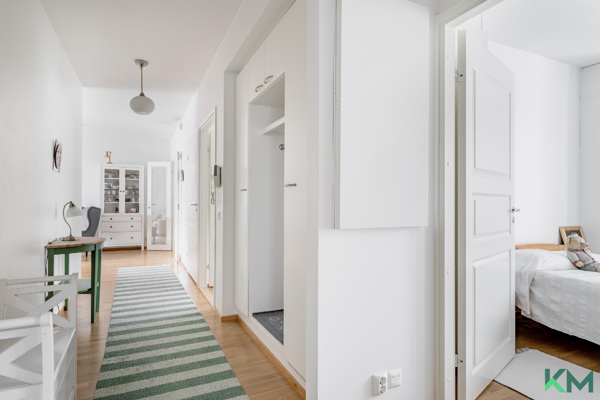 Selkeä ja tilava eteiskäytävä.