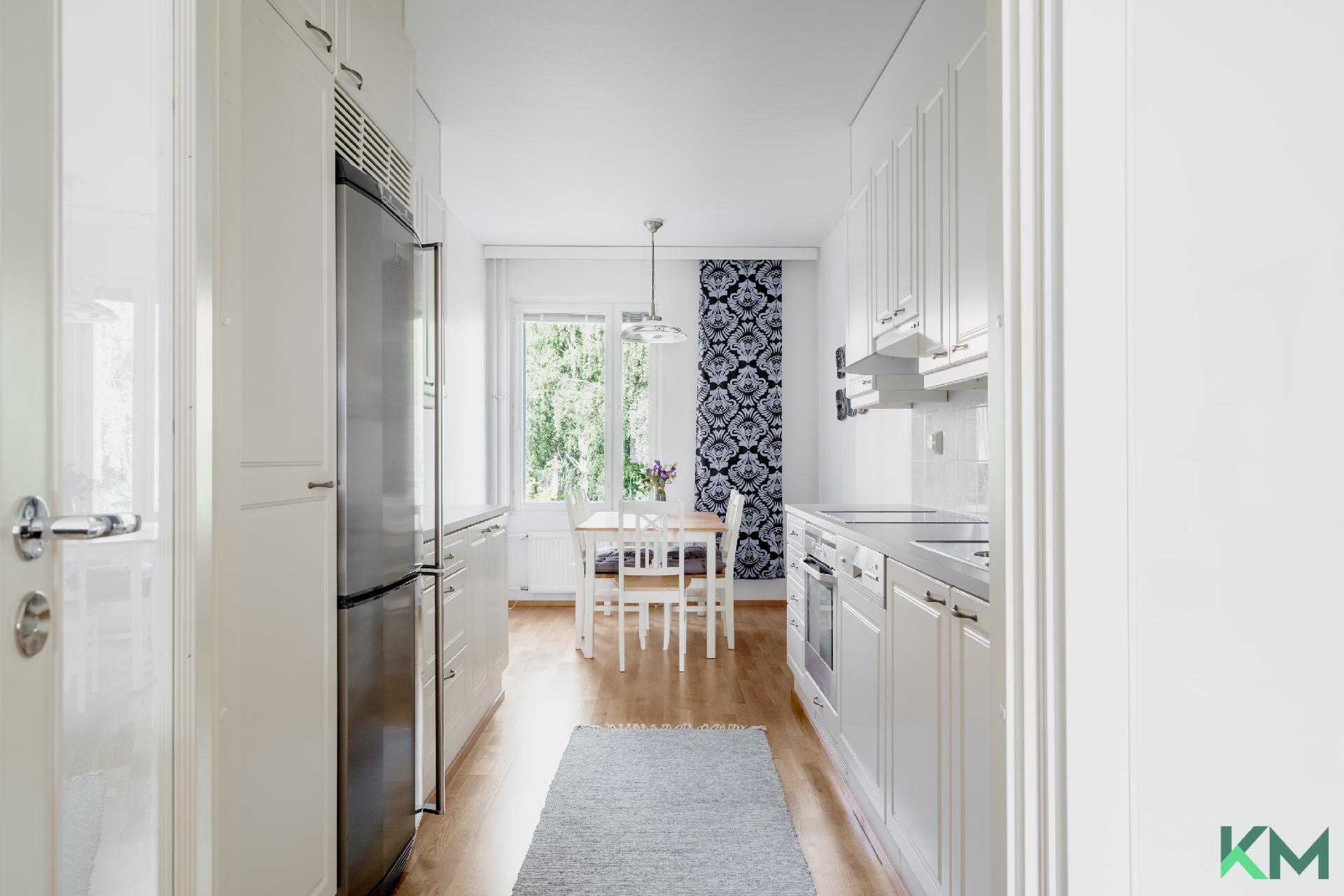 Tilava keittiö, ruokailuryhmä mahtuu hyvin