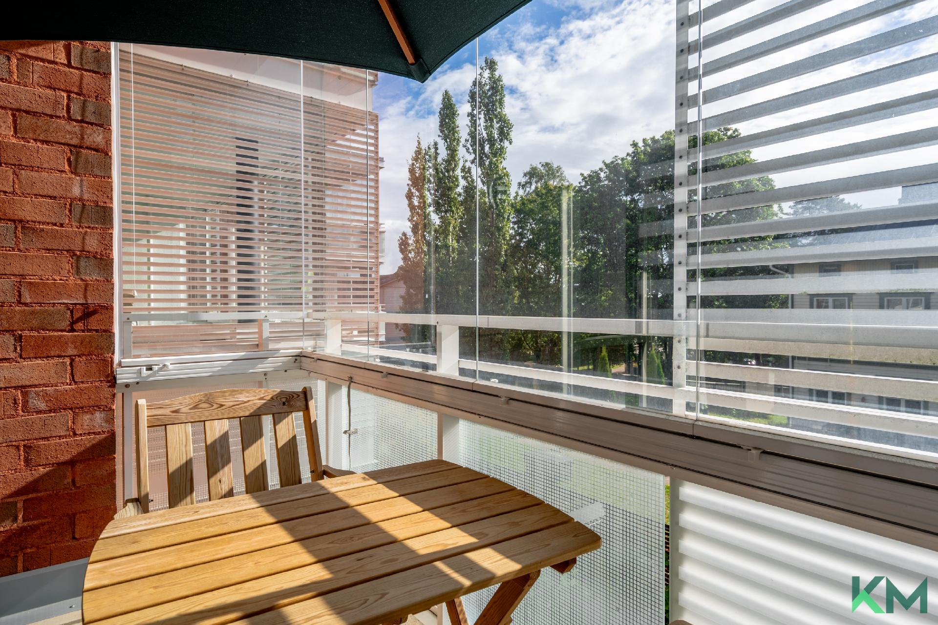 Parveke olohuoneen yhteydessä