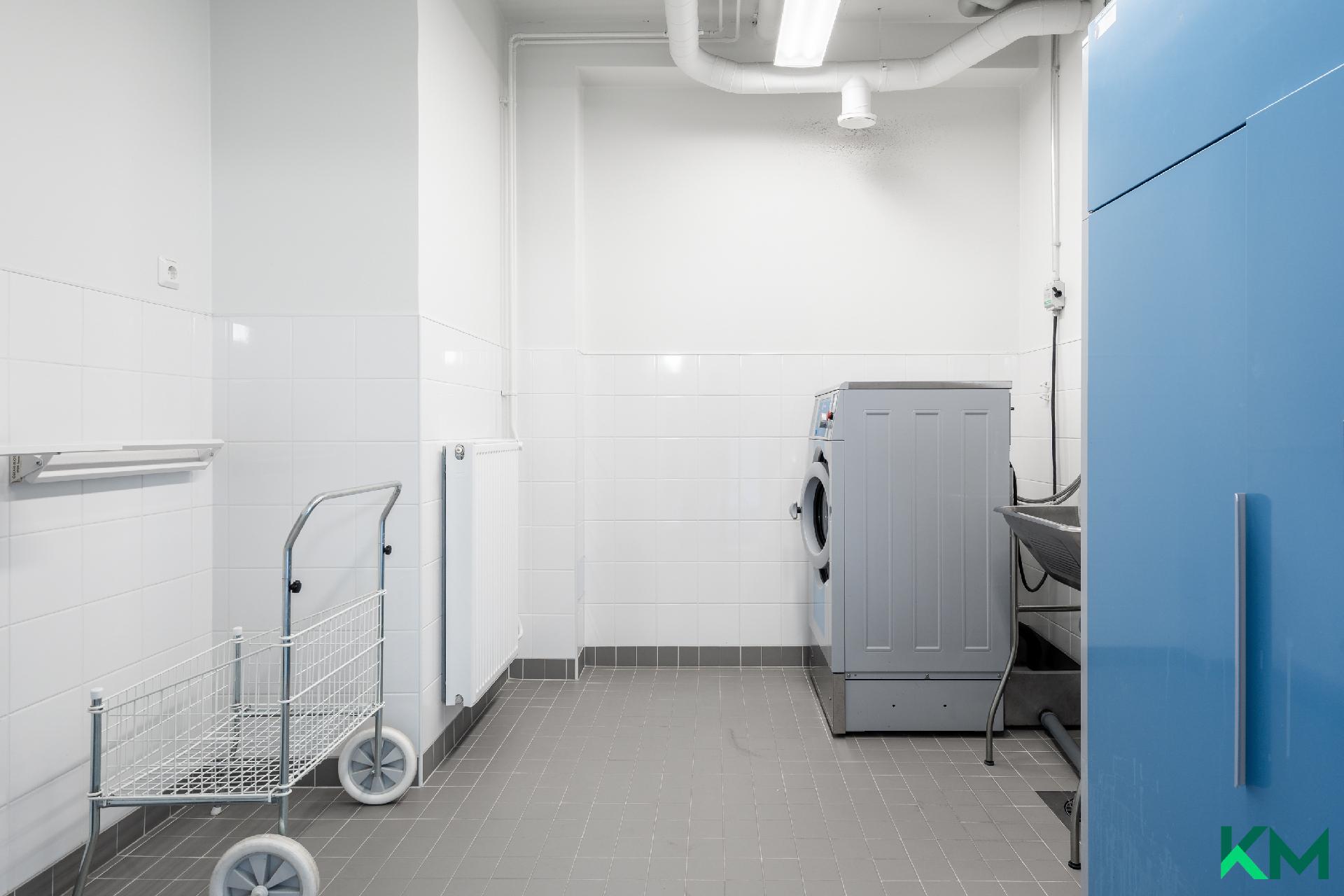 Taloyhtiön pesutupa.